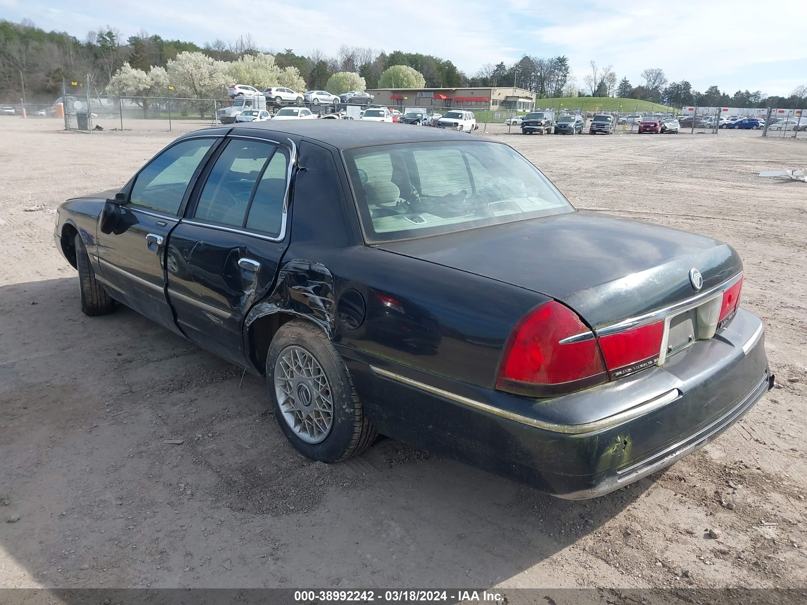 Photo 2 VIN: 2MEFM74W21X646227 - MERCURY GRAND MARQUIS 