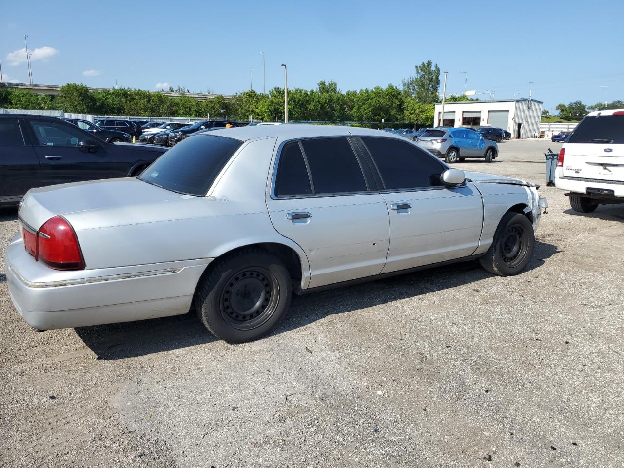 Photo 2 VIN: 2MEFM74W22X618736 - MERCURY GRAND MARQUIS 