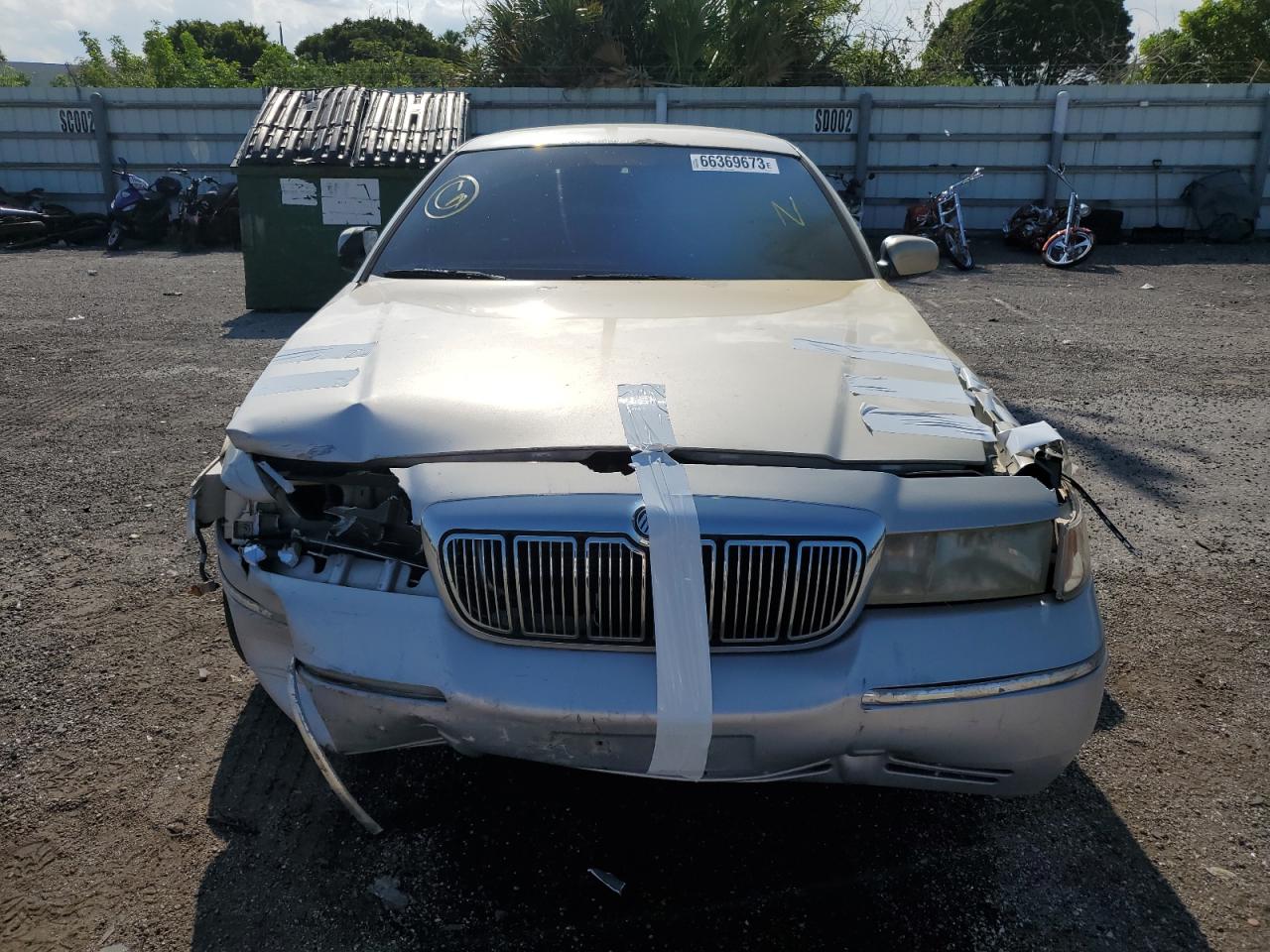 Photo 4 VIN: 2MEFM74W22X618736 - MERCURY GRAND MARQUIS 