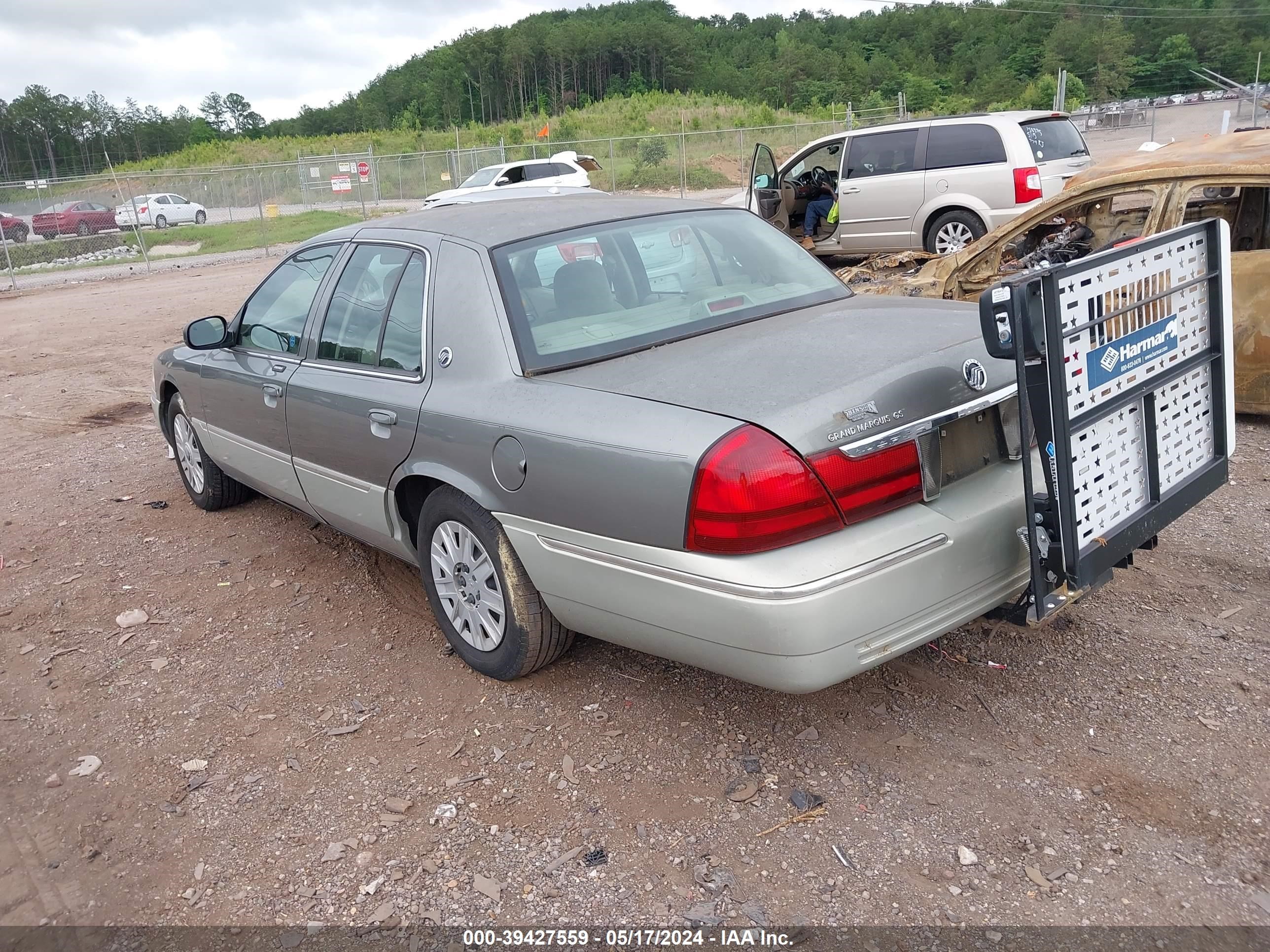 Photo 2 VIN: 2MEFM74W24X644689 - MERCURY GRAND MARQUIS 