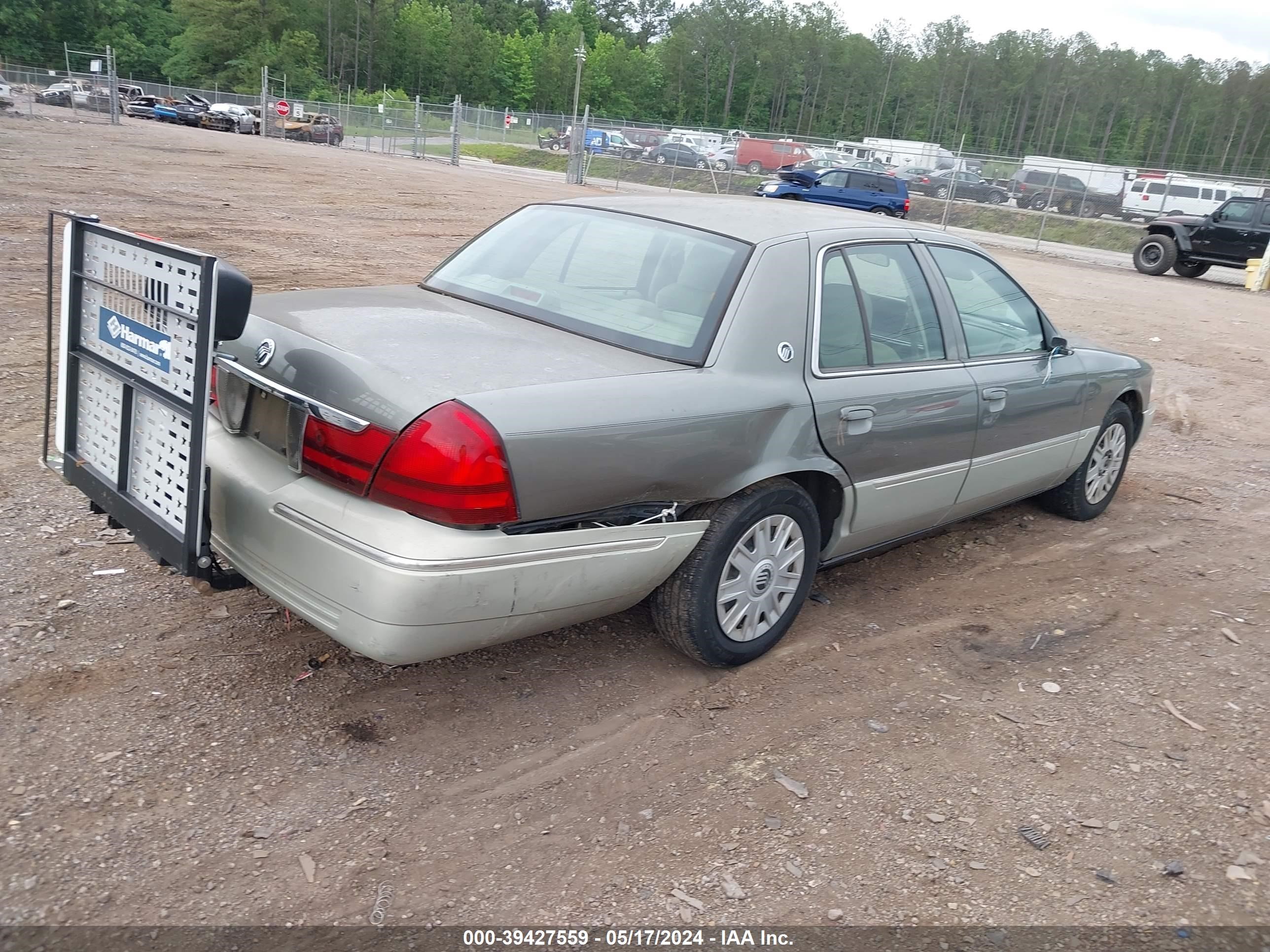 Photo 3 VIN: 2MEFM74W24X644689 - MERCURY GRAND MARQUIS 