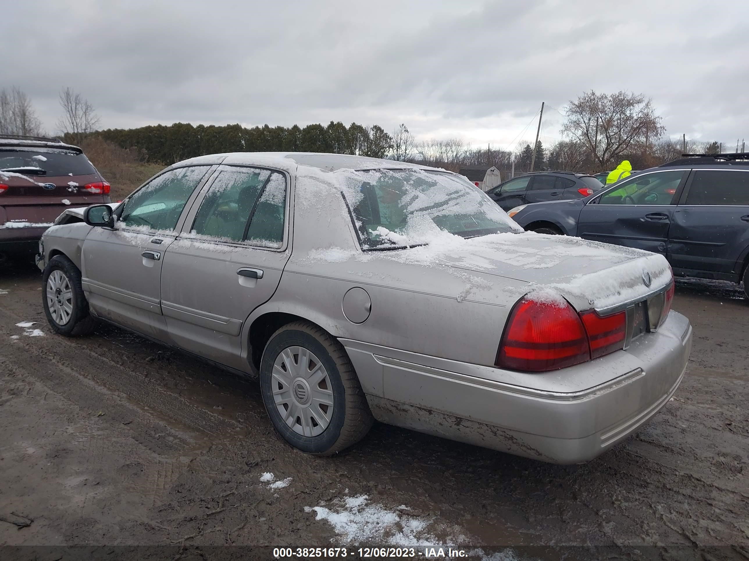 Photo 2 VIN: 2MEFM74W24X652498 - MERCURY GRAND MARQUIS 