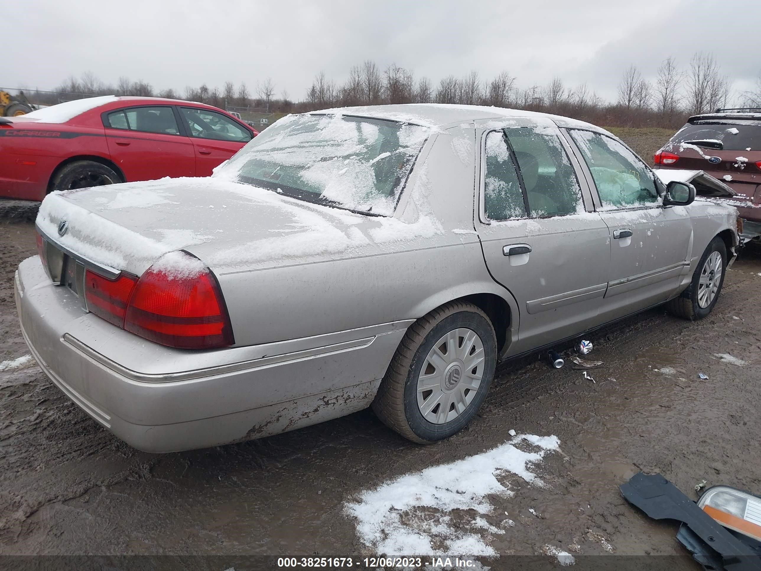 Photo 3 VIN: 2MEFM74W24X652498 - MERCURY GRAND MARQUIS 