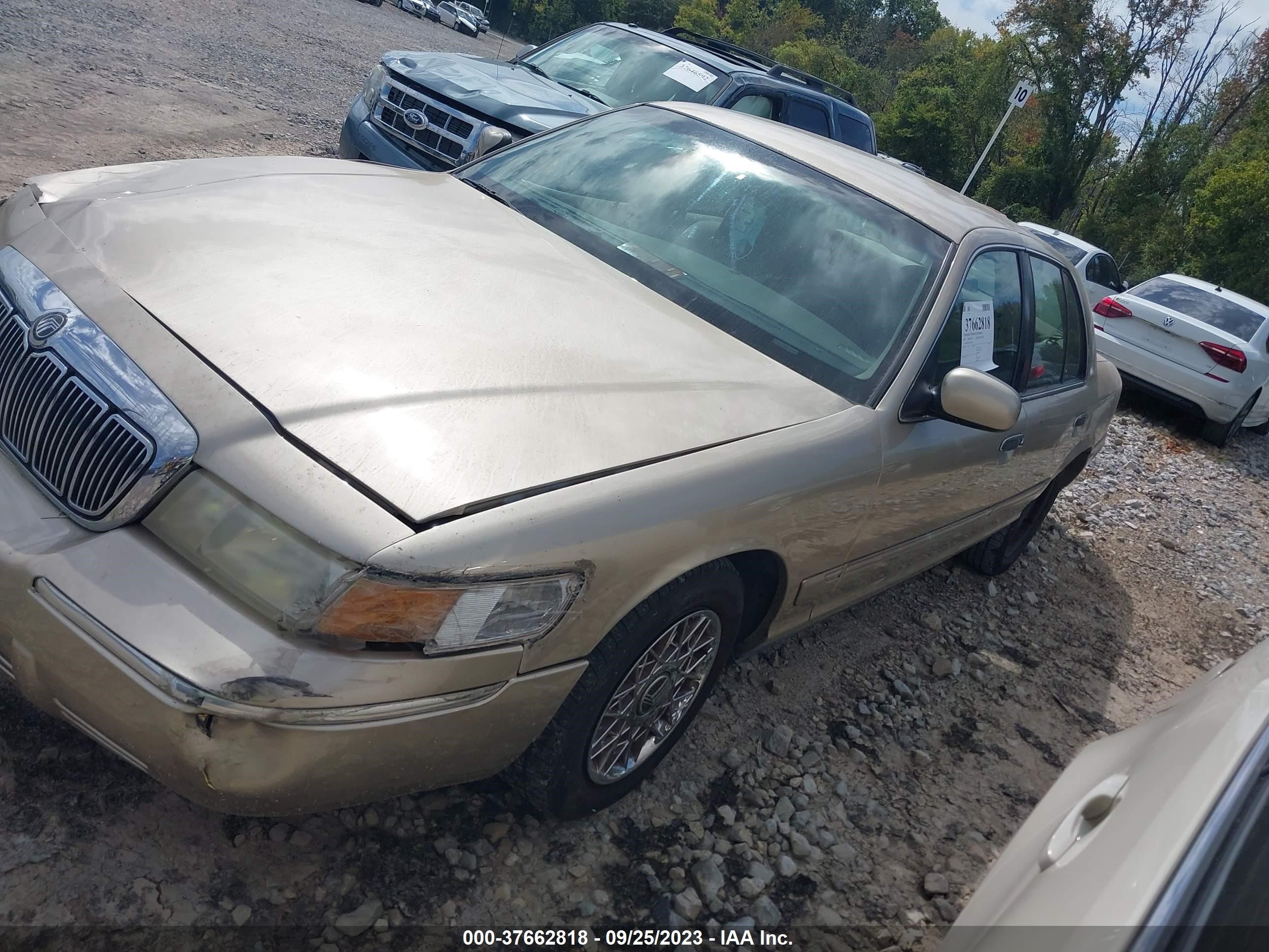 Photo 1 VIN: 2MEFM74W2YX626165 - MERCURY GRAND MARQUIS 