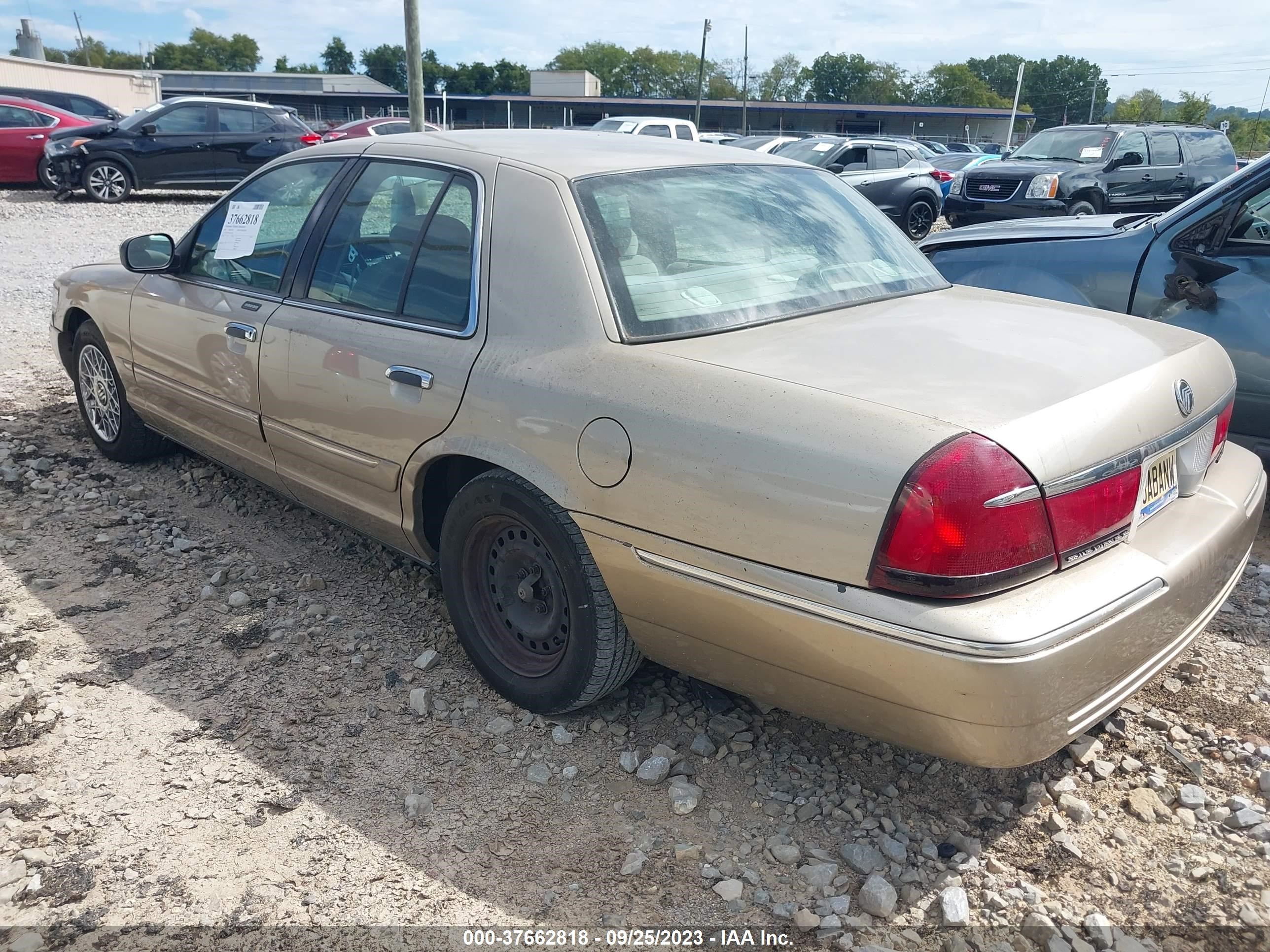 Photo 2 VIN: 2MEFM74W2YX626165 - MERCURY GRAND MARQUIS 