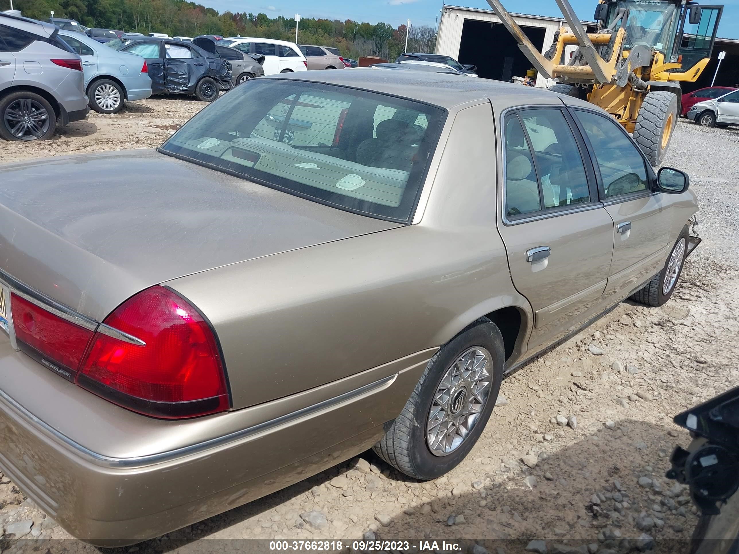 Photo 3 VIN: 2MEFM74W2YX626165 - MERCURY GRAND MARQUIS 