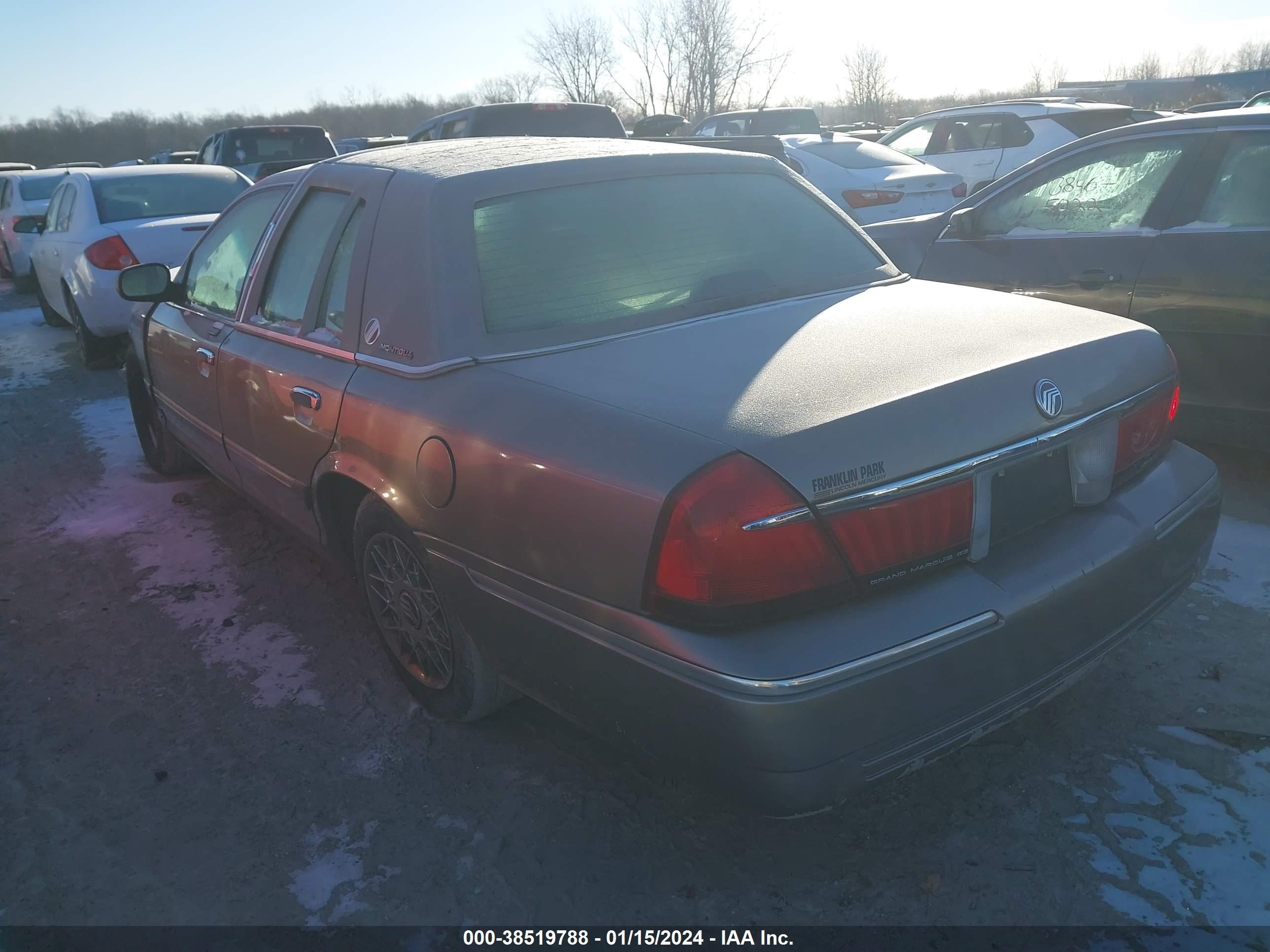 Photo 2 VIN: 2MEFM74W31X628884 - MERCURY GRAND MARQUIS 