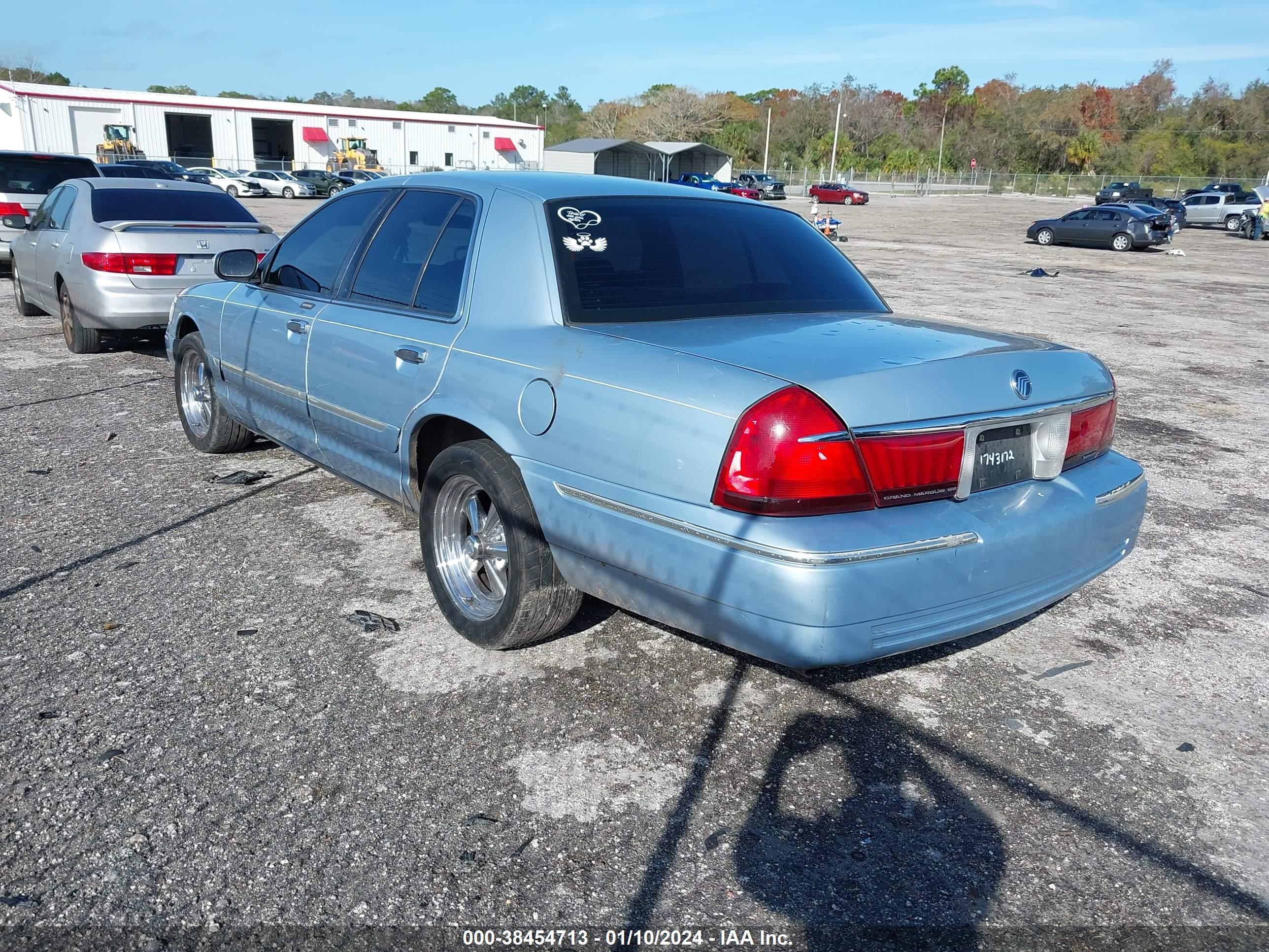 Photo 2 VIN: 2MEFM74W31X684808 - MERCURY GRAND MARQUIS 