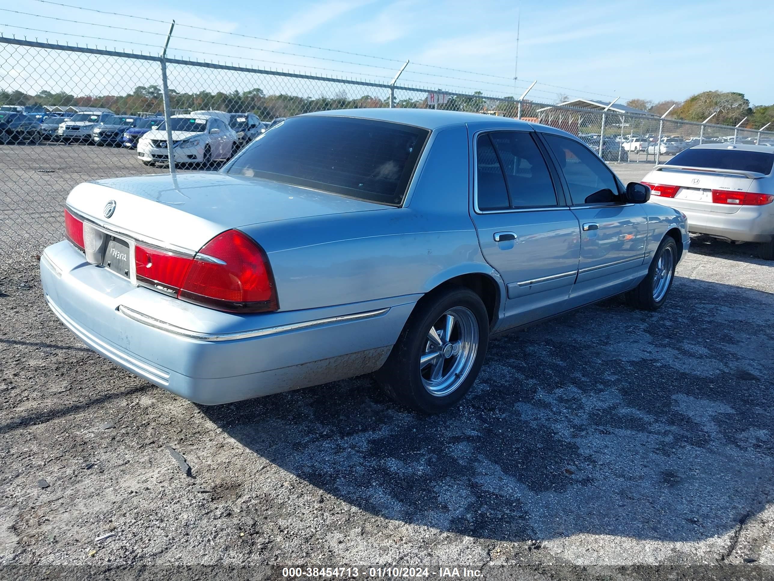 Photo 3 VIN: 2MEFM74W31X684808 - MERCURY GRAND MARQUIS 