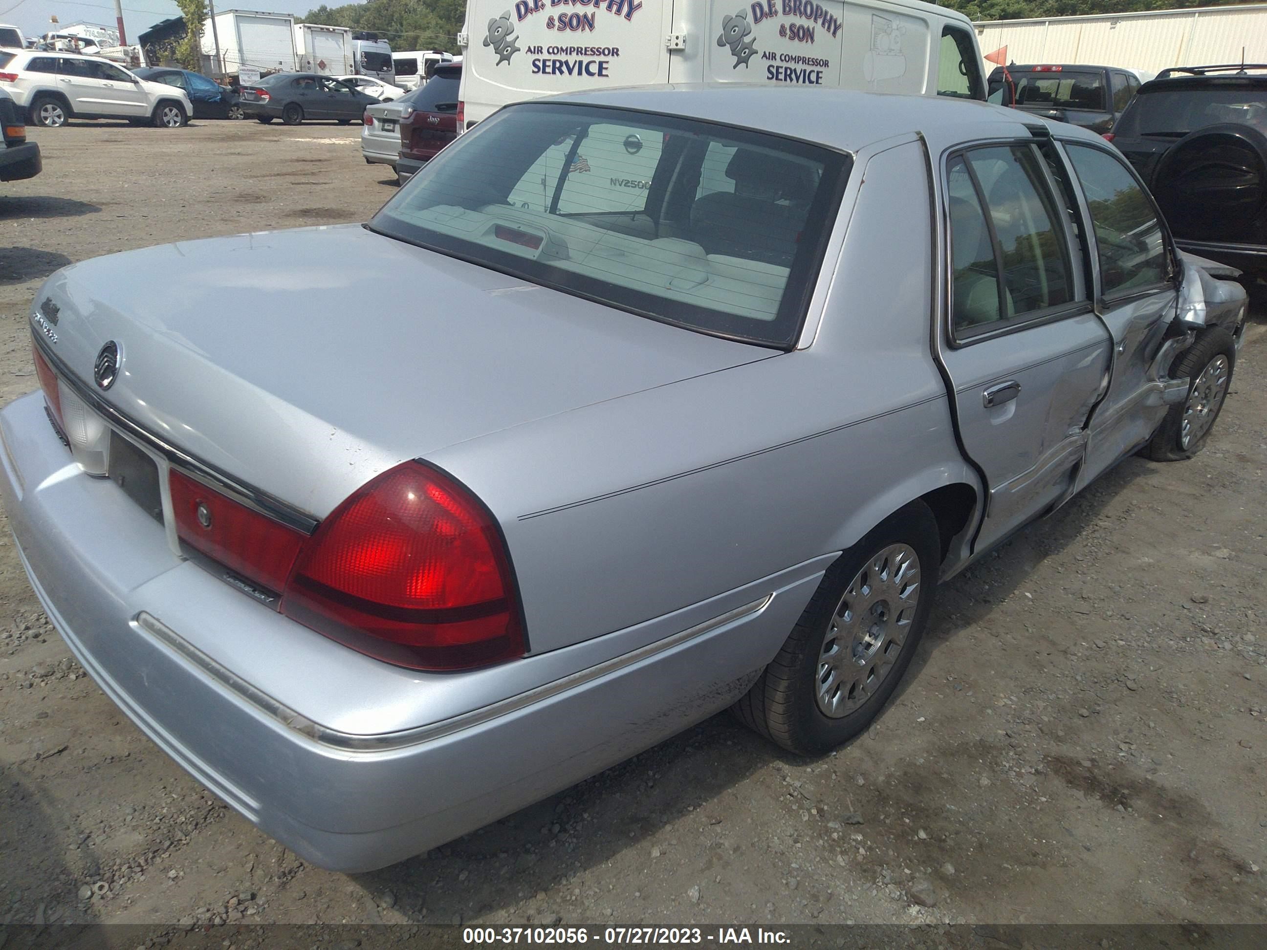 Photo 3 VIN: 2MEFM74W33X676002 - MERCURY GRAND MARQUIS 