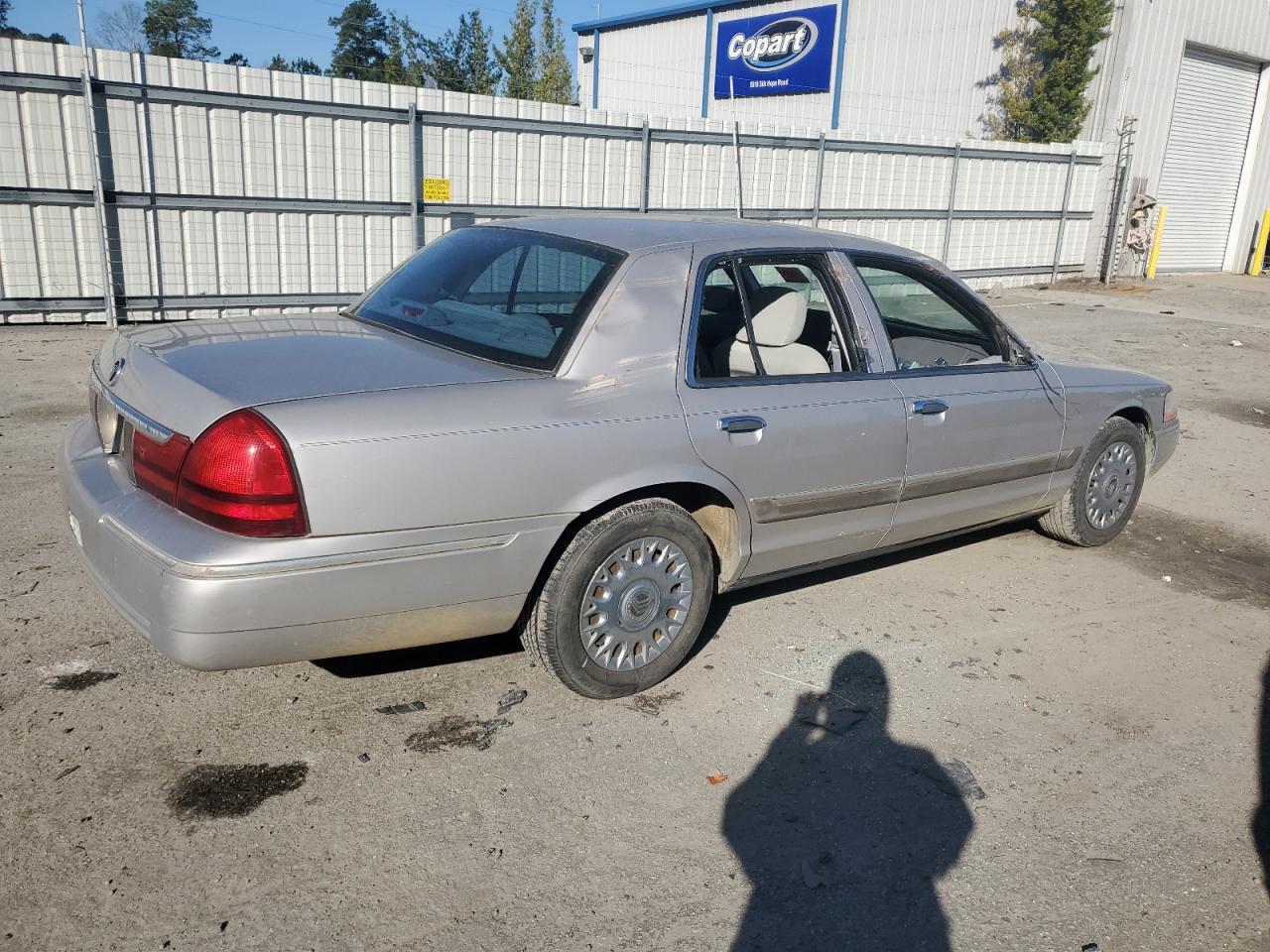 Photo 2 VIN: 2MEFM74W33X704526 - MERCURY GRAND MARQUIS 