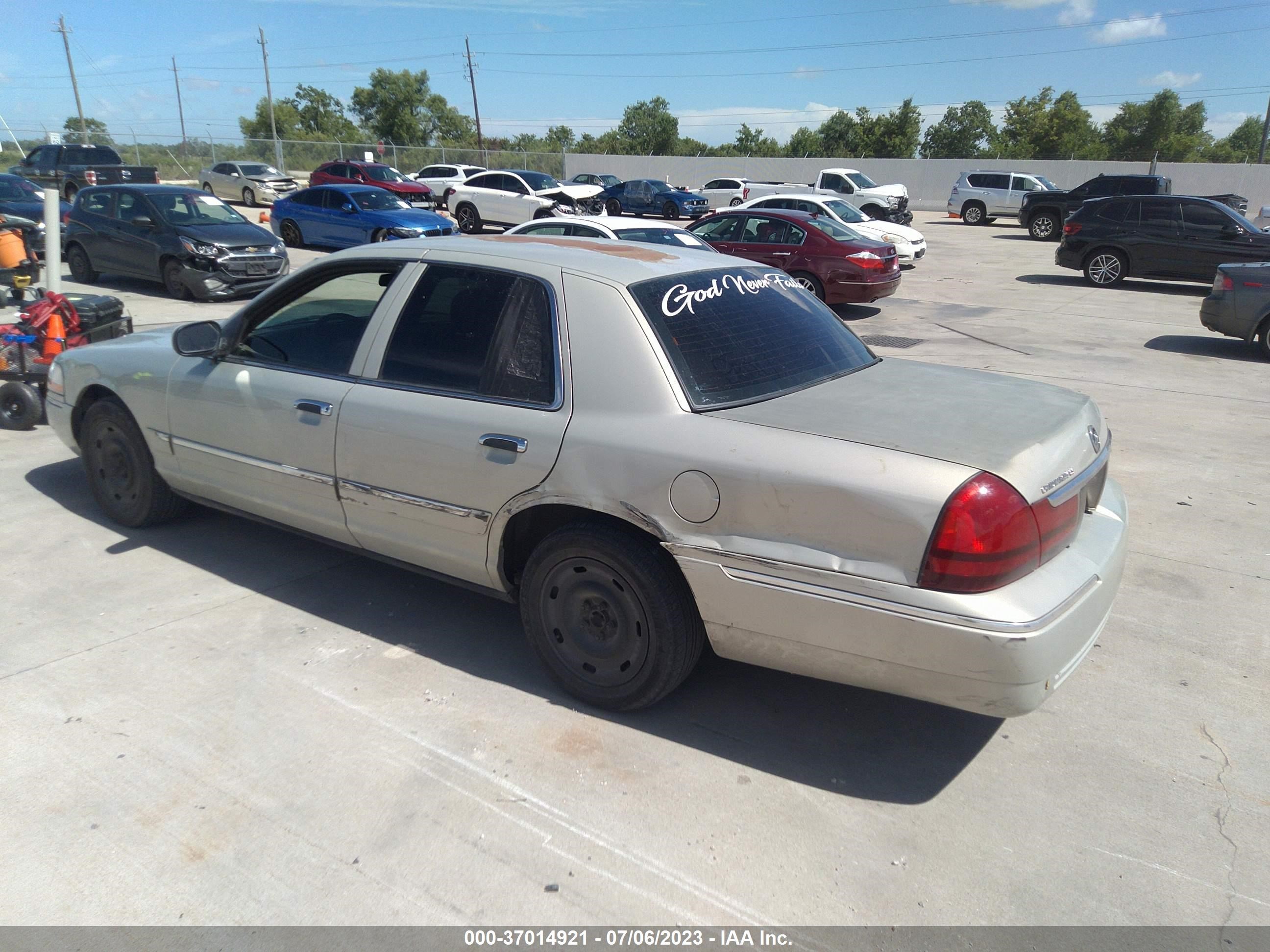 Photo 2 VIN: 2MEFM74W33X705613 - MERCURY GRAND MARQUIS 