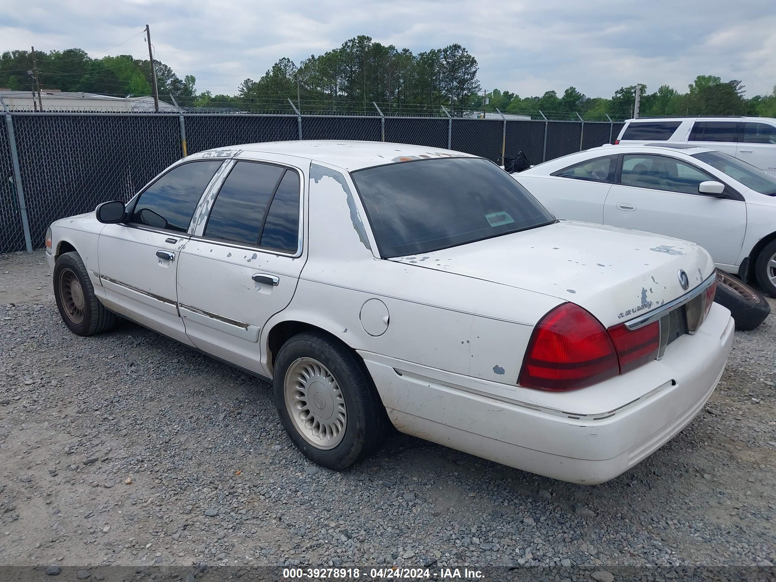 Photo 2 VIN: 2MEFM74W34X663428 - MERCURY GRAND MARQUIS 