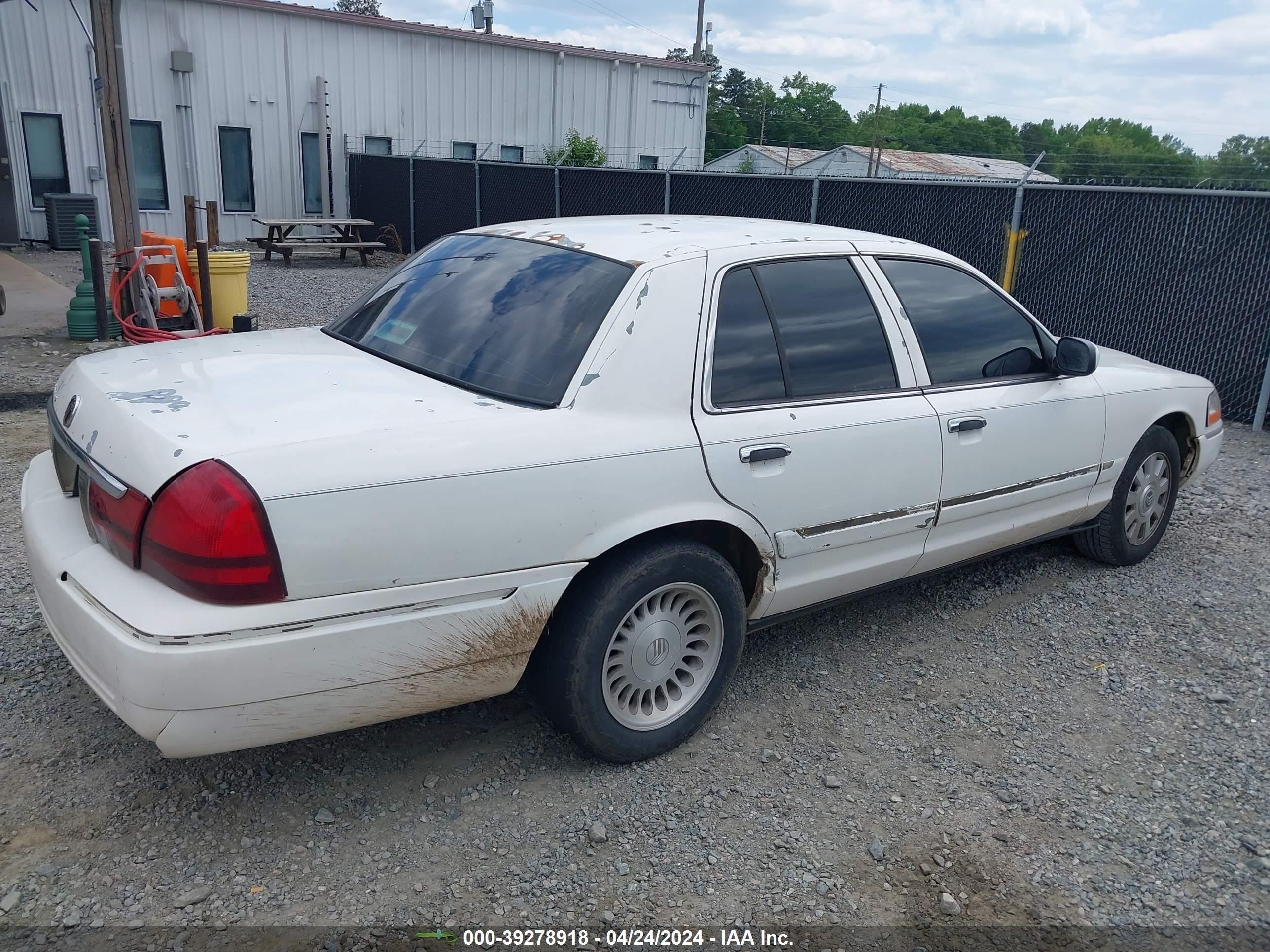 Photo 3 VIN: 2MEFM74W34X663428 - MERCURY GRAND MARQUIS 