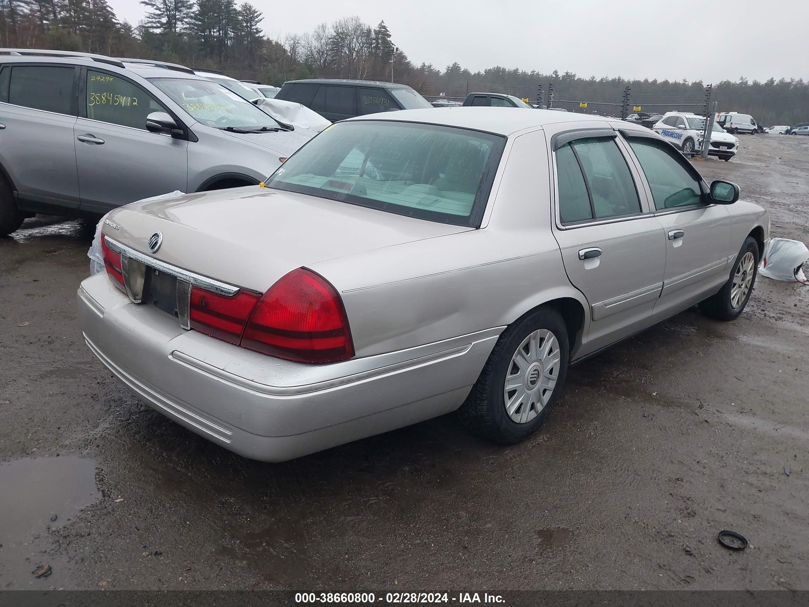 Photo 3 VIN: 2MEFM74W34X689981 - MERCURY GRAND MARQUIS 