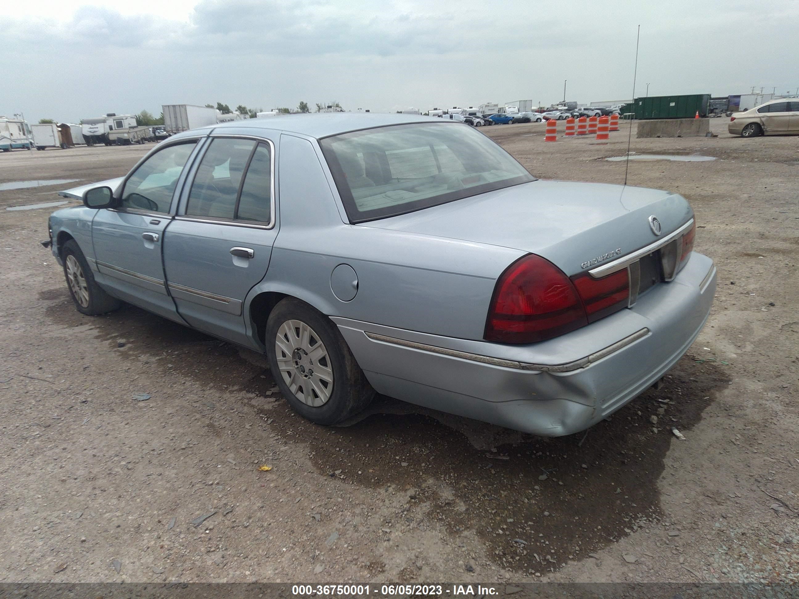 Photo 2 VIN: 2MEFM74W35X666380 - MERCURY GRAND MARQUIS 