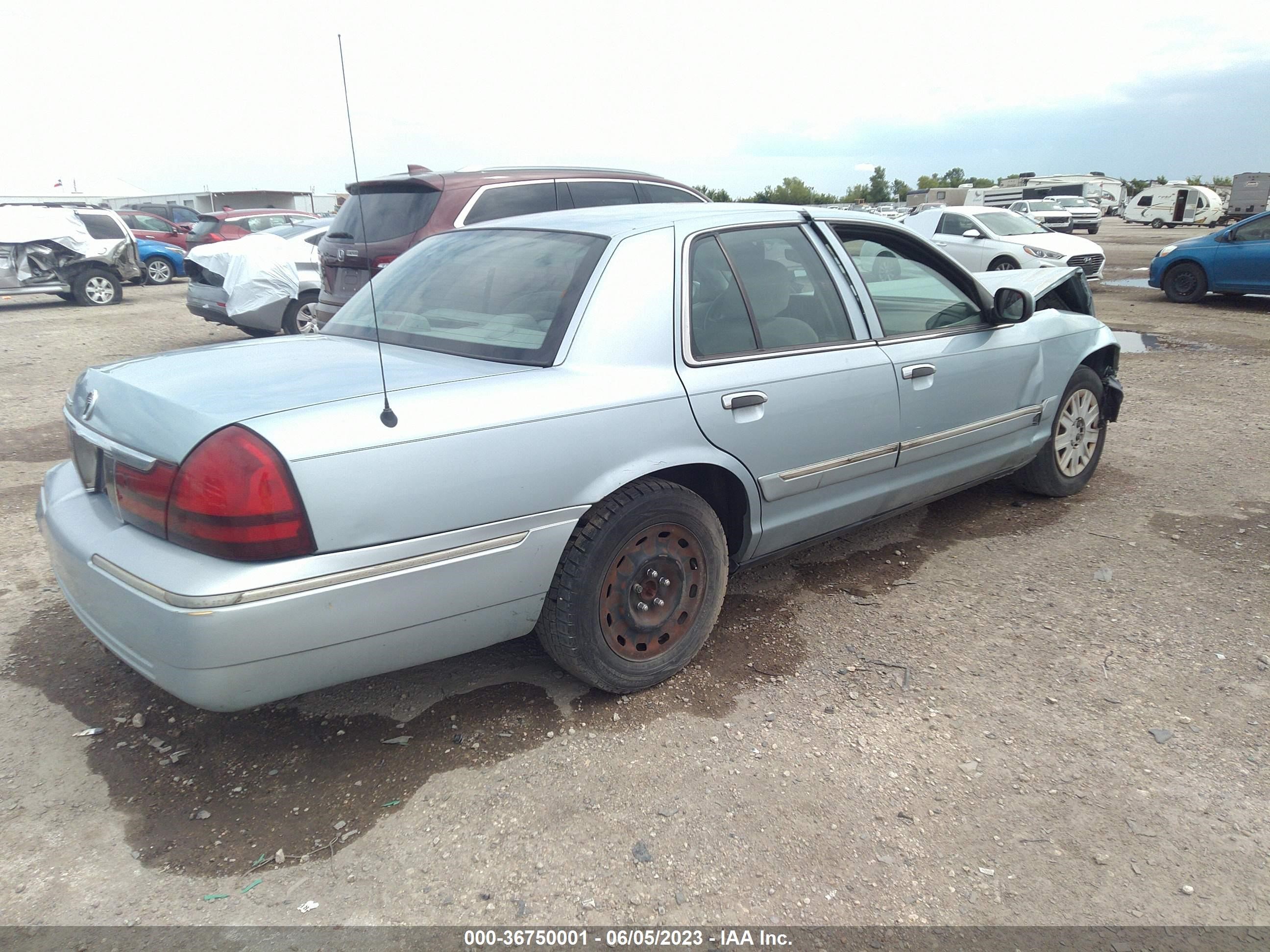 Photo 3 VIN: 2MEFM74W35X666380 - MERCURY GRAND MARQUIS 