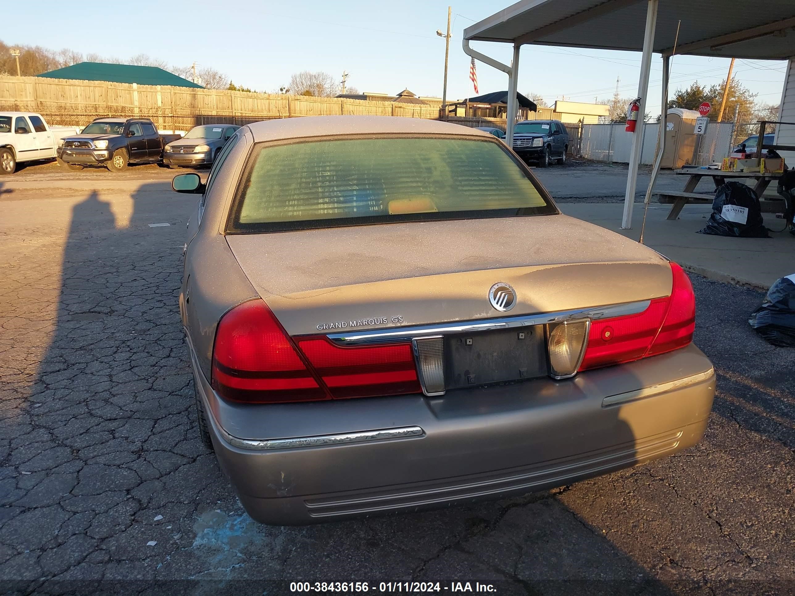 Photo 10 VIN: 2MEFM74W35X667044 - MERCURY GRAND MARQUIS 