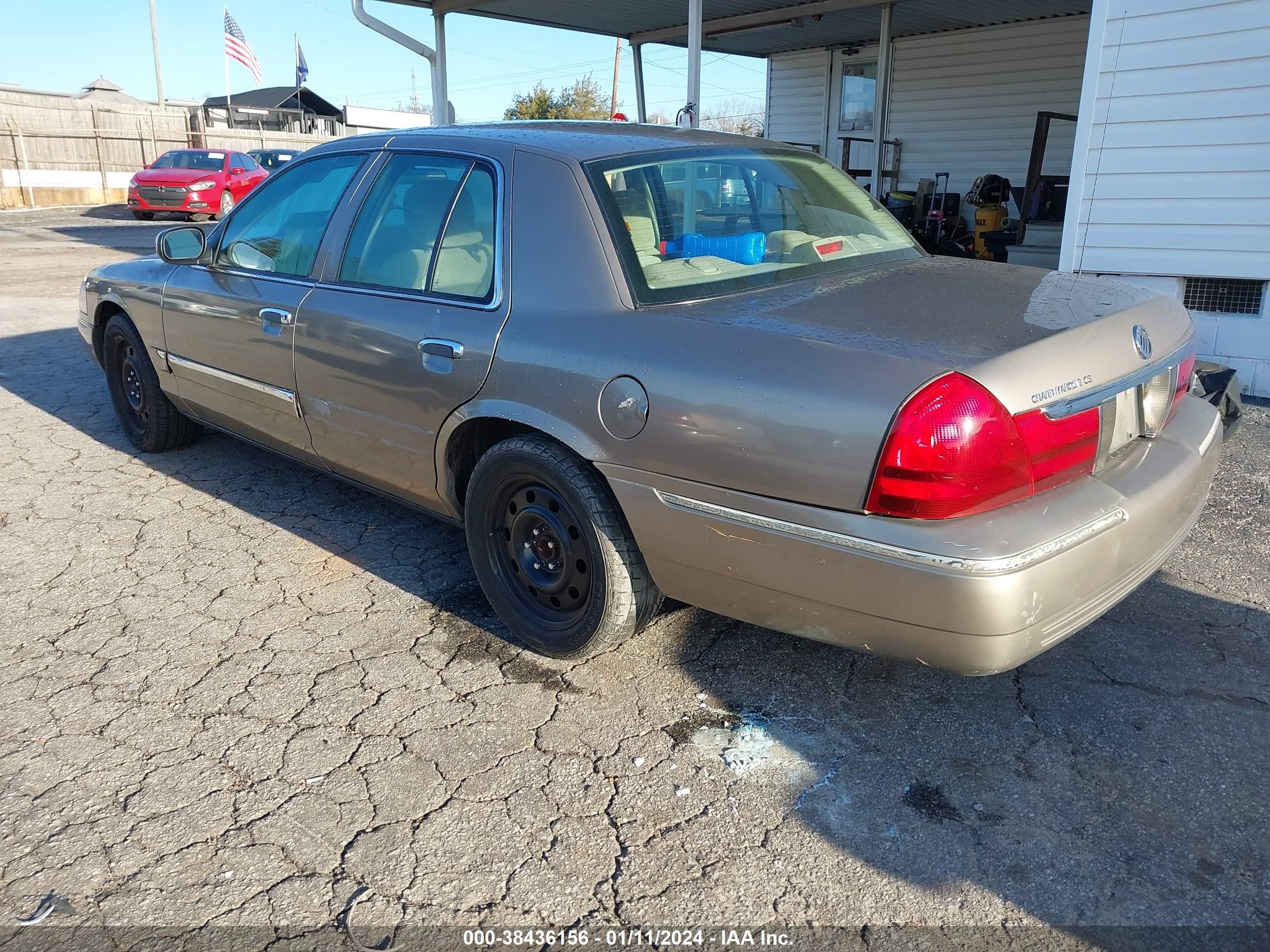 Photo 2 VIN: 2MEFM74W35X667044 - MERCURY GRAND MARQUIS 