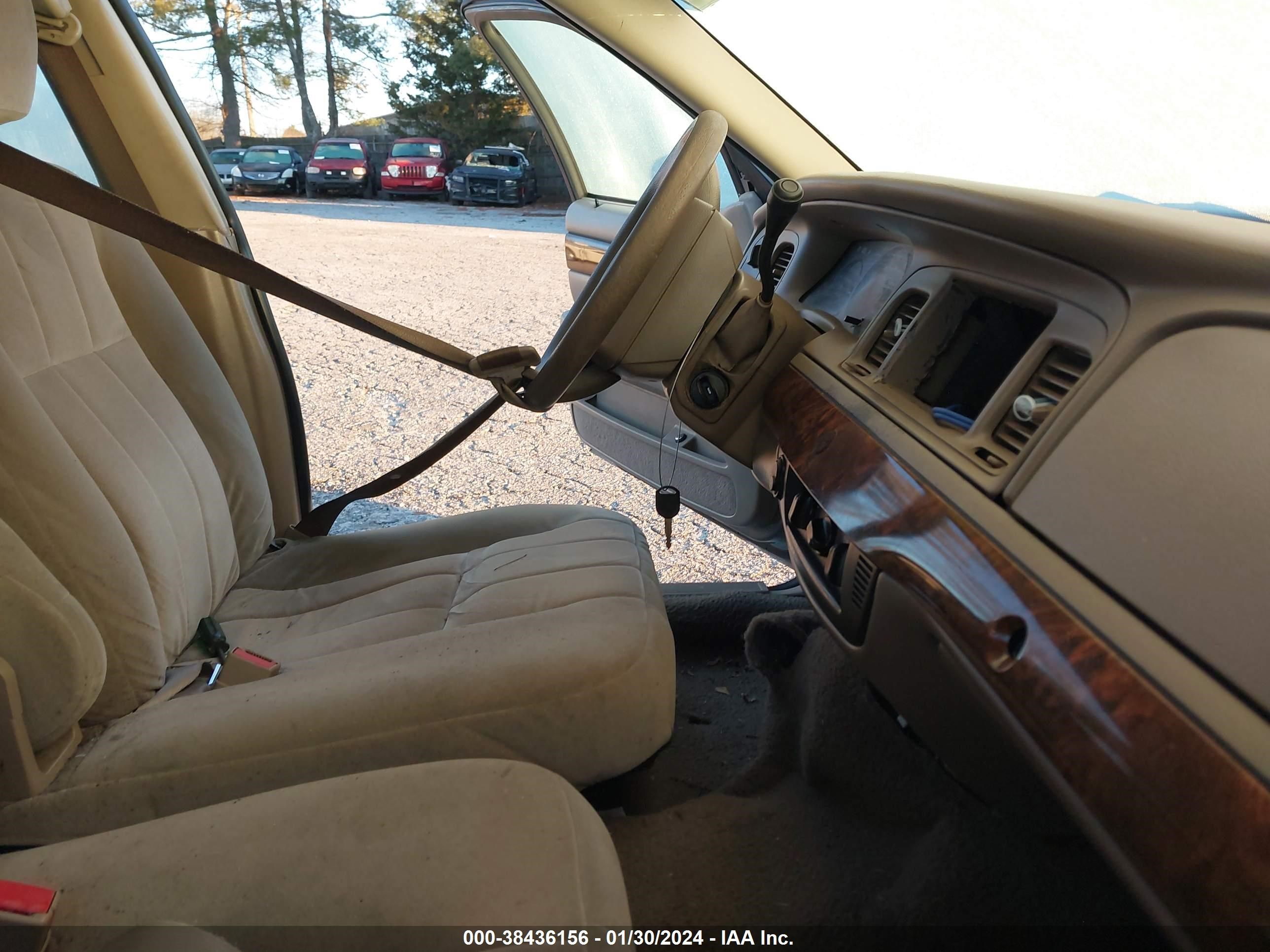 Photo 4 VIN: 2MEFM74W35X667044 - MERCURY GRAND MARQUIS 