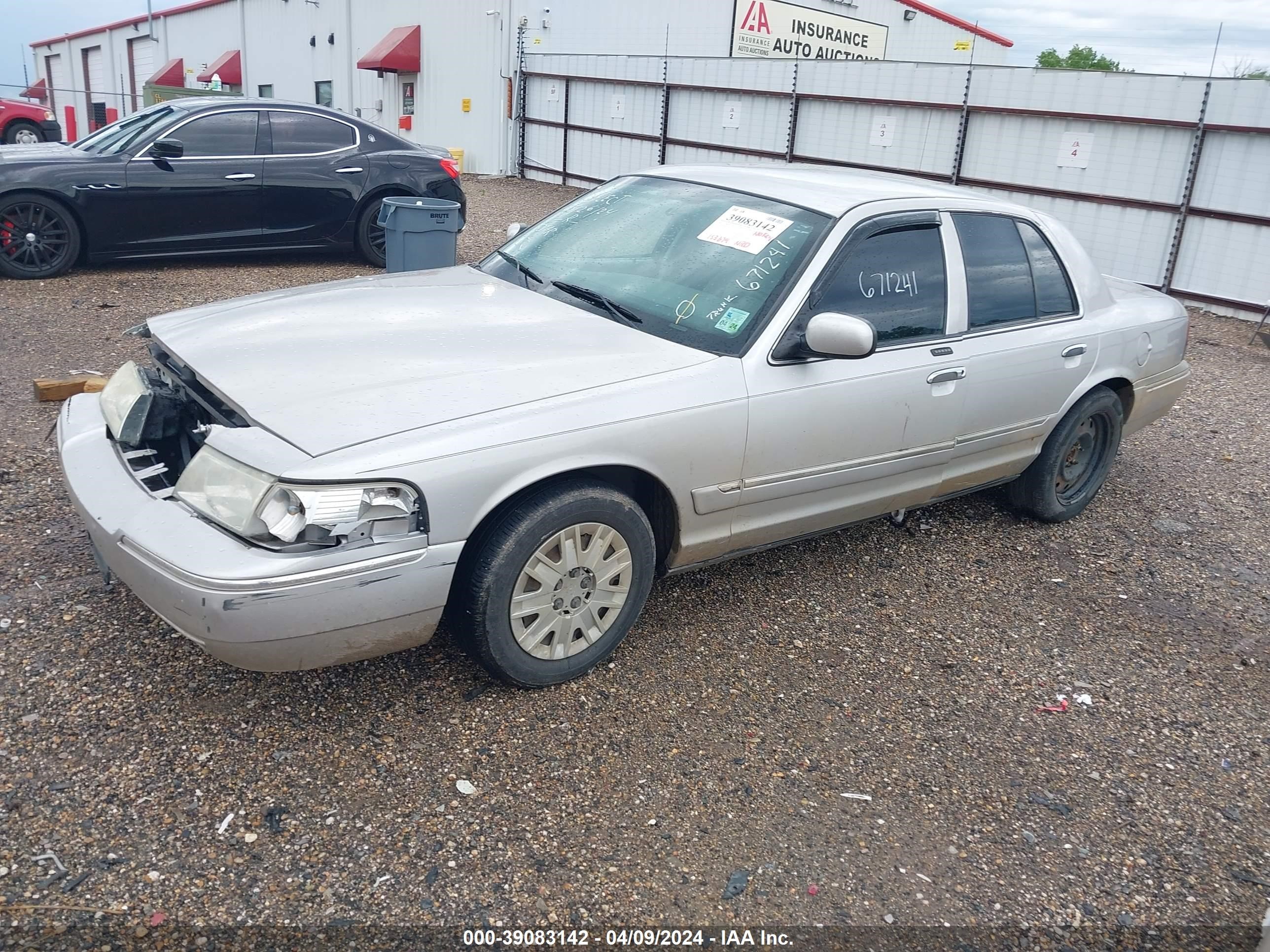 Photo 1 VIN: 2MEFM74W35X671241 - MERCURY GRAND MARQUIS 