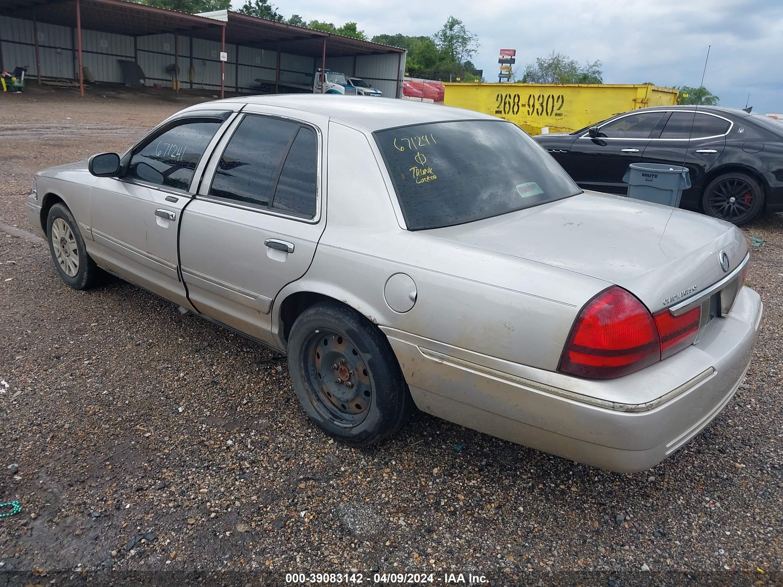 Photo 2 VIN: 2MEFM74W35X671241 - MERCURY GRAND MARQUIS 