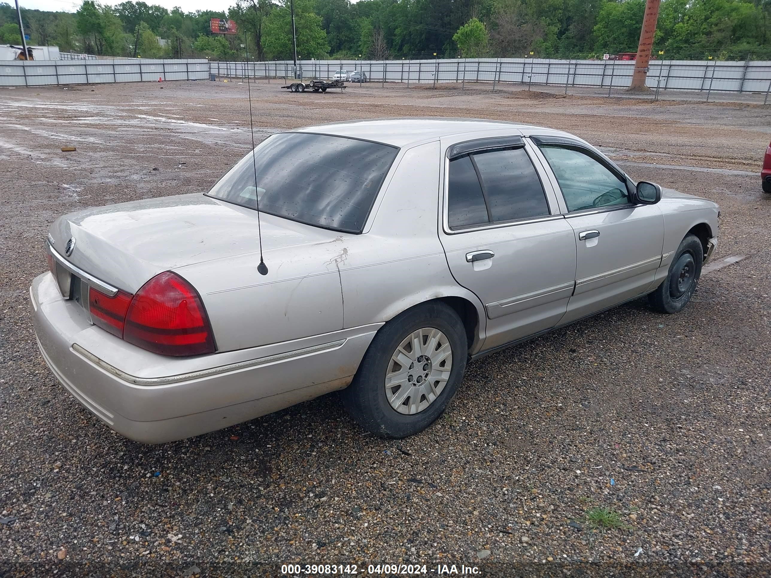 Photo 3 VIN: 2MEFM74W35X671241 - MERCURY GRAND MARQUIS 