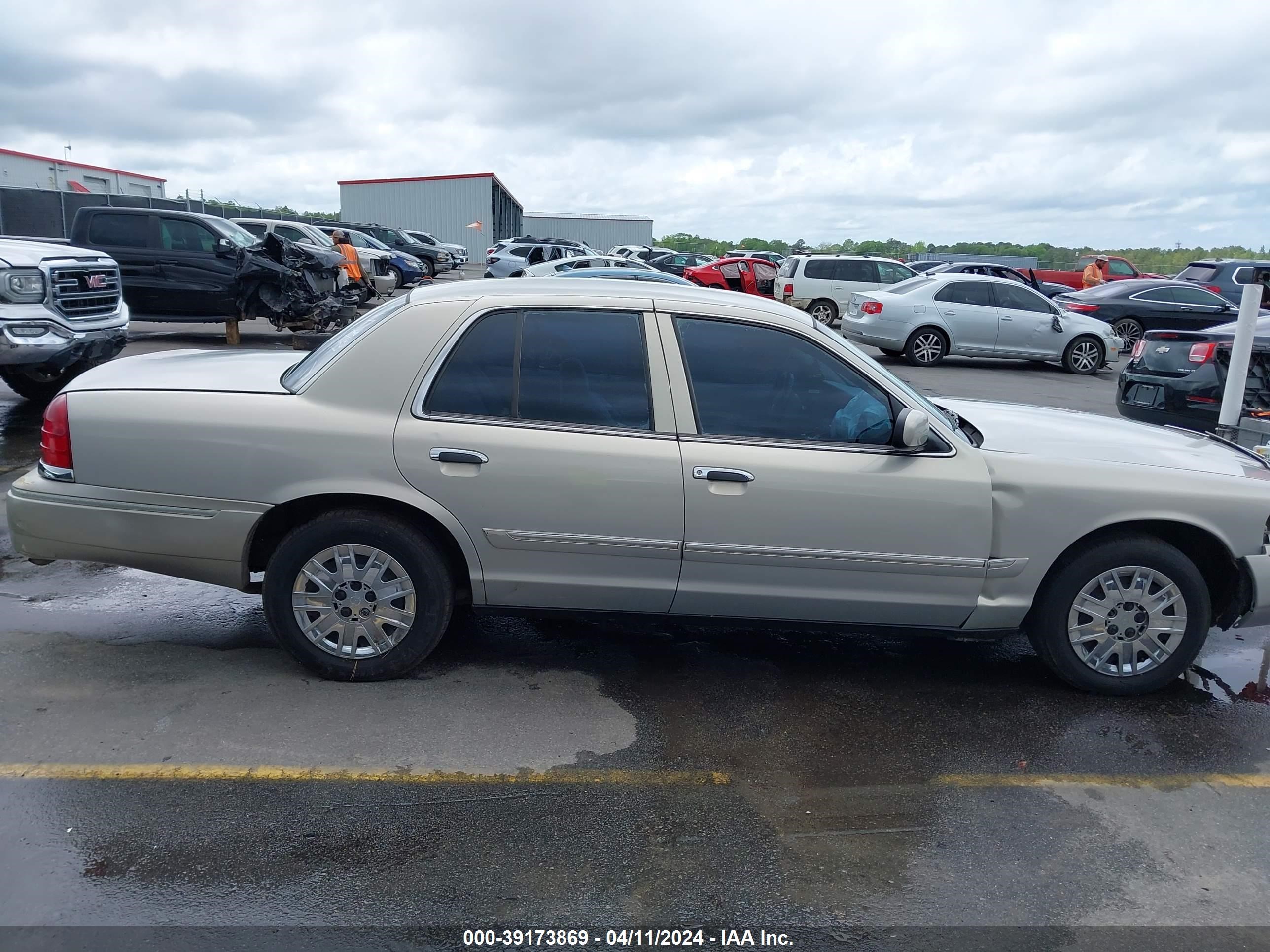 Photo 11 VIN: 2MEFM74W36X600879 - MERCURY GRAND MARQUIS 