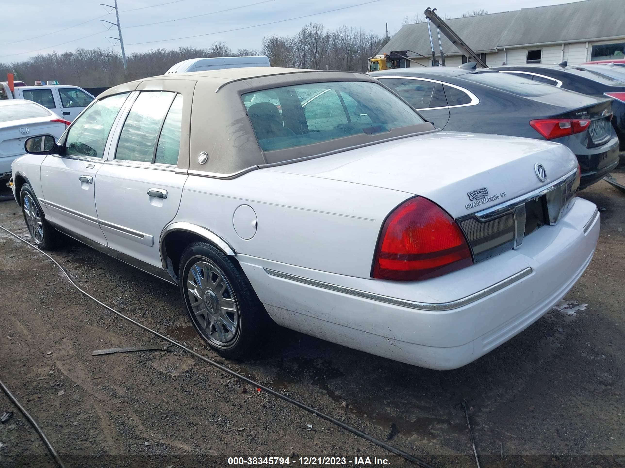 Photo 2 VIN: 2MEFM74W36X602874 - MERCURY GRAND MARQUIS 