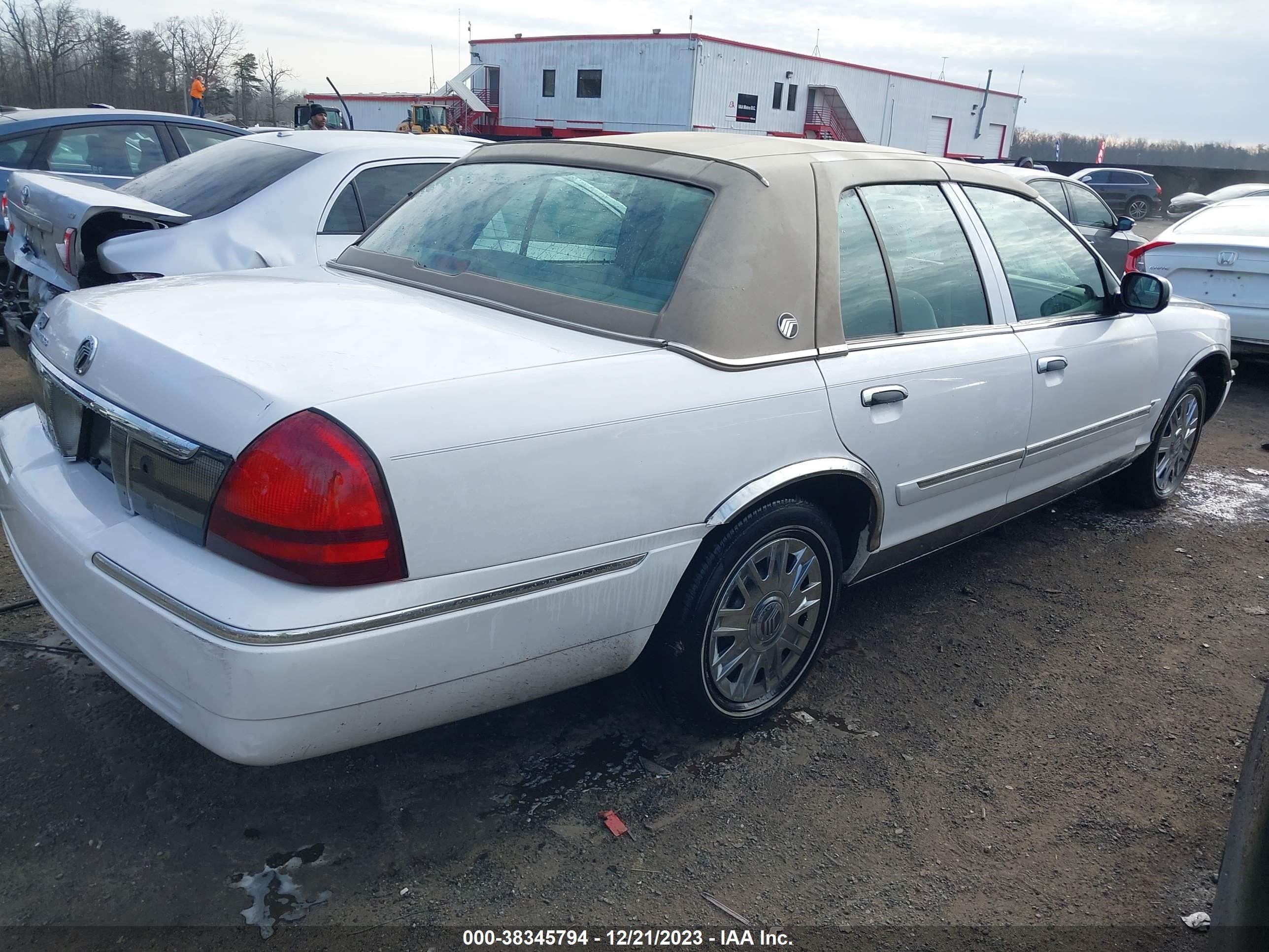 Photo 3 VIN: 2MEFM74W36X602874 - MERCURY GRAND MARQUIS 