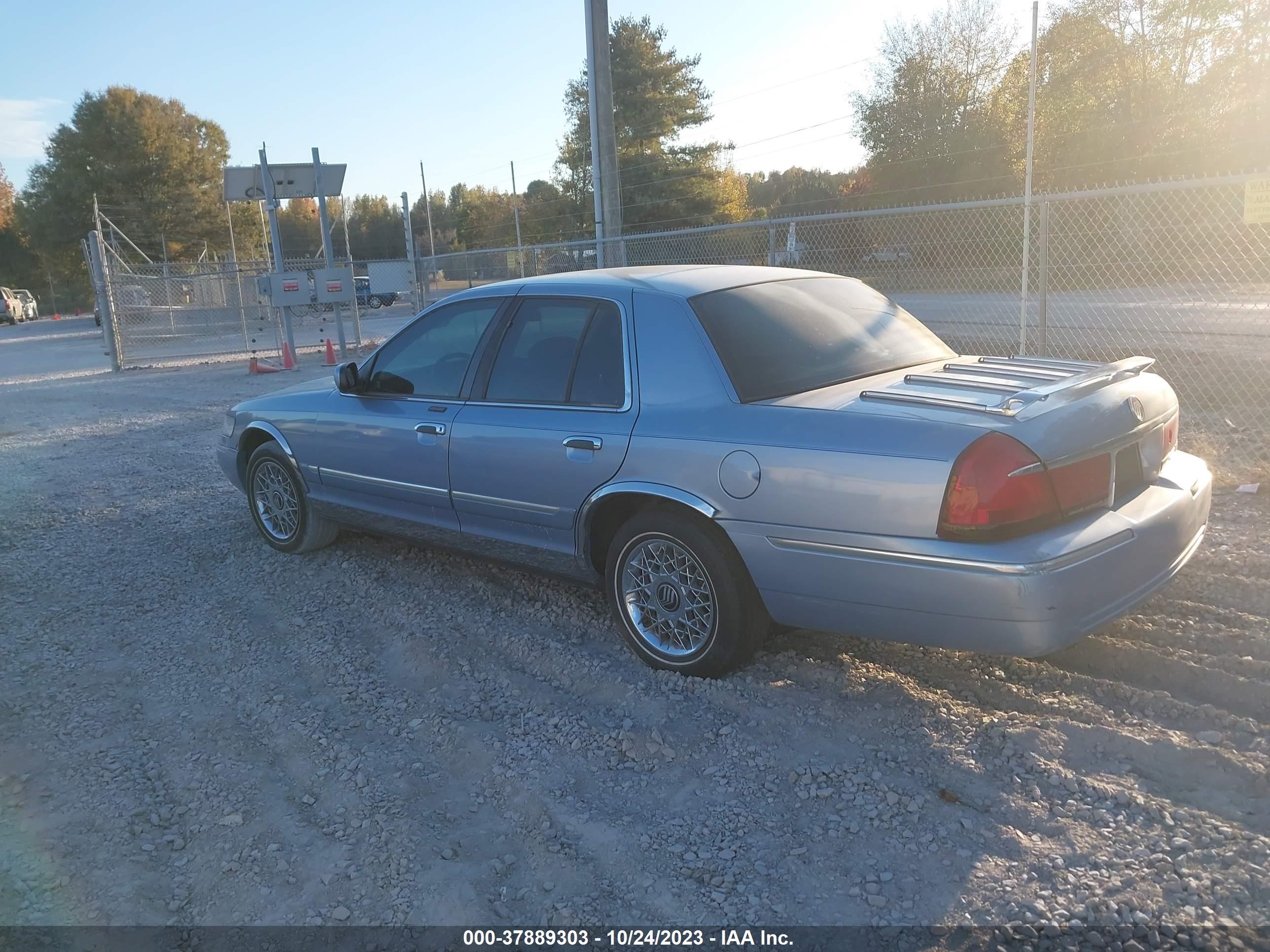 Photo 2 VIN: 2MEFM74W3WX620193 - MERCURY GRAND MARQUIS 