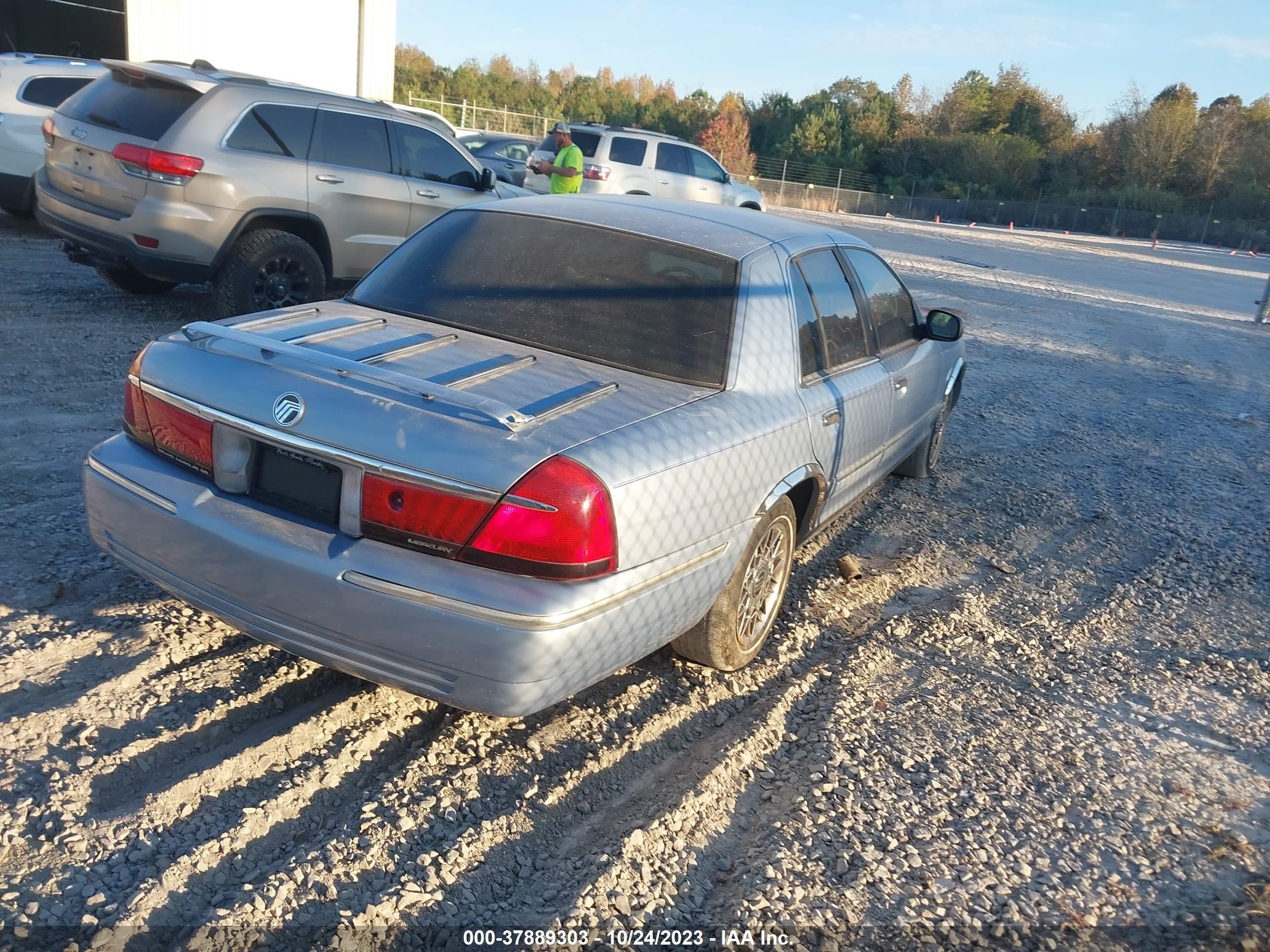 Photo 3 VIN: 2MEFM74W3WX620193 - MERCURY GRAND MARQUIS 