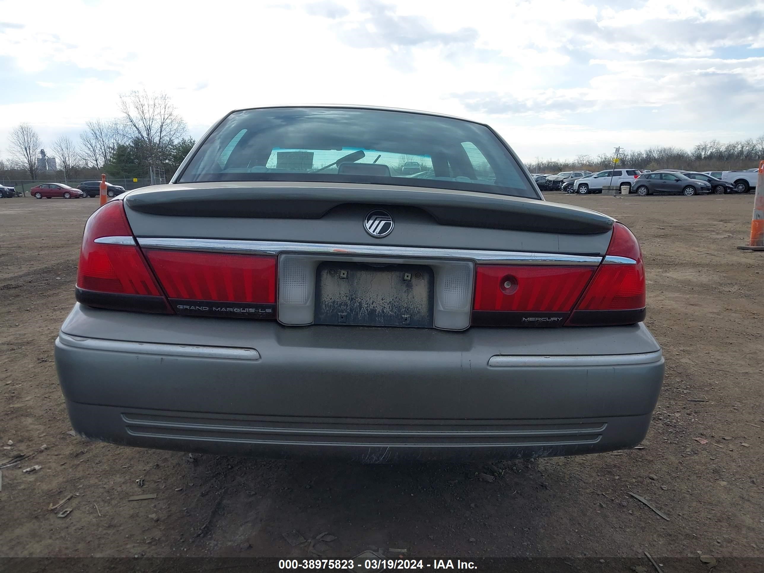 Photo 16 VIN: 2MEFM74W3YX607883 - MERCURY GRAND MARQUIS 