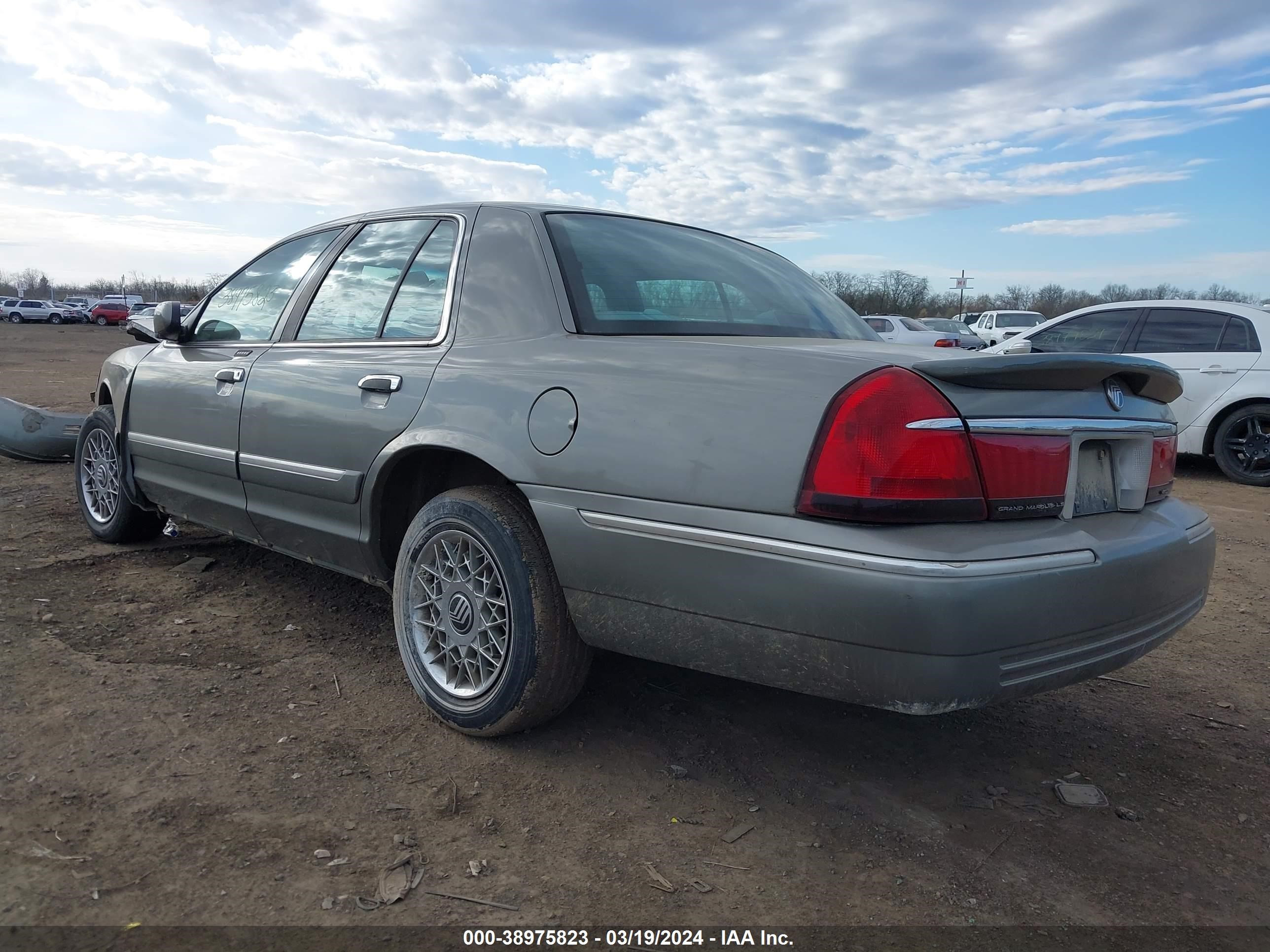 Photo 2 VIN: 2MEFM74W3YX607883 - MERCURY GRAND MARQUIS 