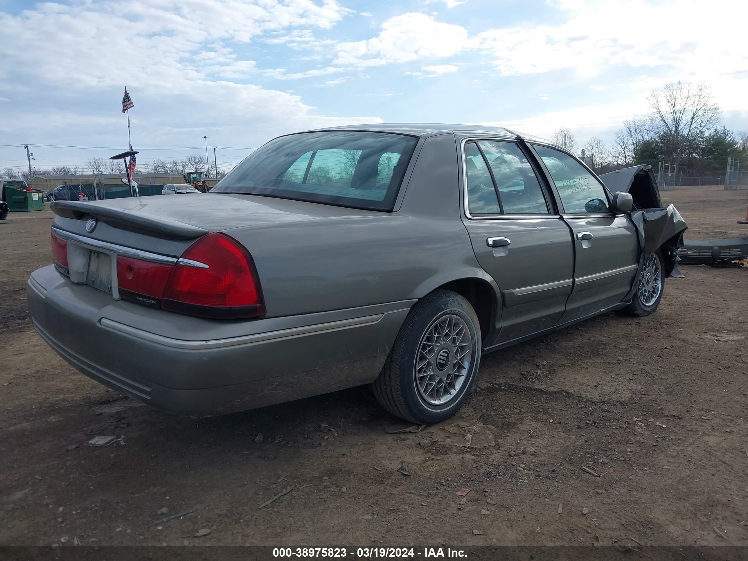 Photo 3 VIN: 2MEFM74W3YX607883 - MERCURY GRAND MARQUIS 