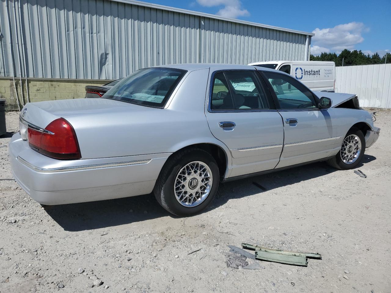 Photo 2 VIN: 2MEFM74W3YX683121 - MERCURY GRAND MARQUIS 