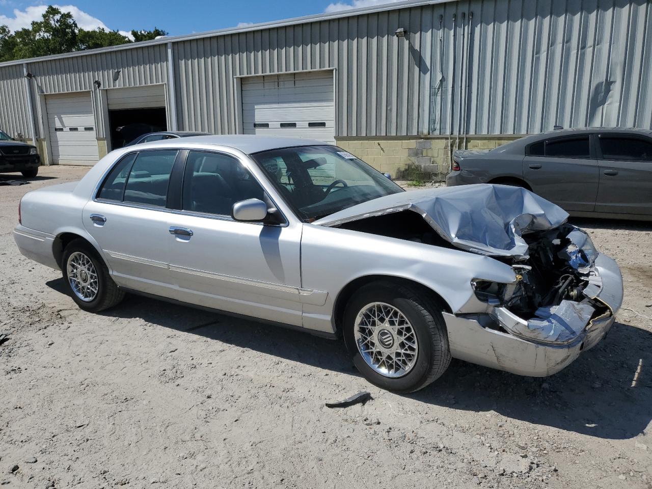 Photo 3 VIN: 2MEFM74W3YX683121 - MERCURY GRAND MARQUIS 