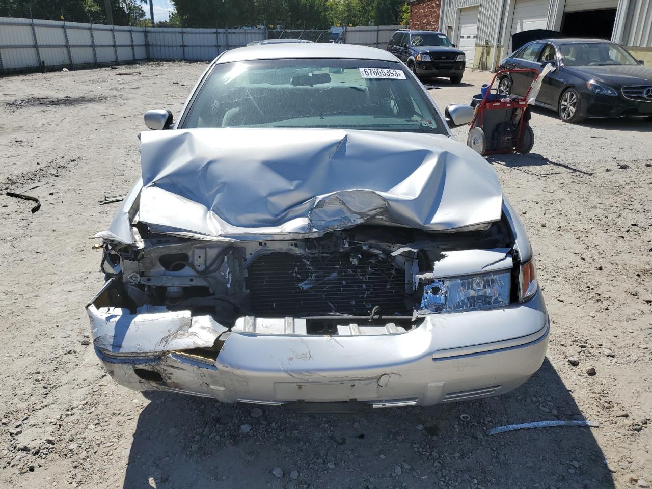 Photo 4 VIN: 2MEFM74W3YX683121 - MERCURY GRAND MARQUIS 