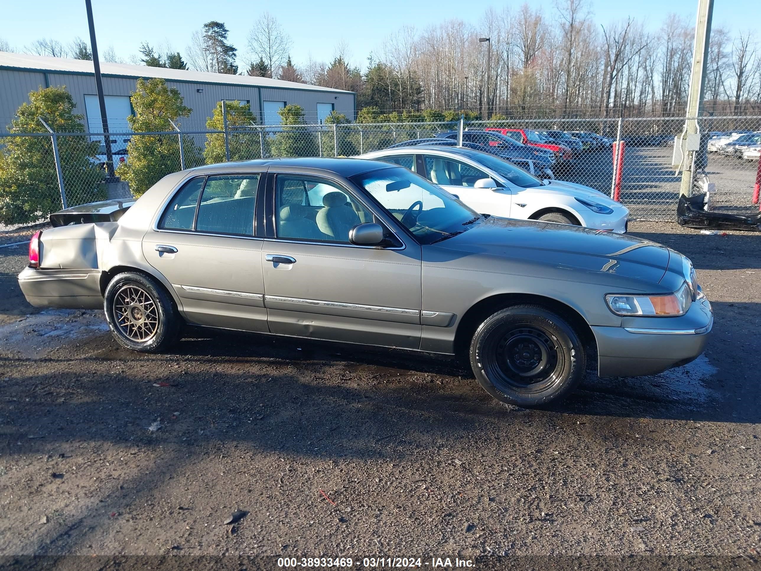 Photo 12 VIN: 2MEFM74W41X608465 - MERCURY GRAND MARQUIS 