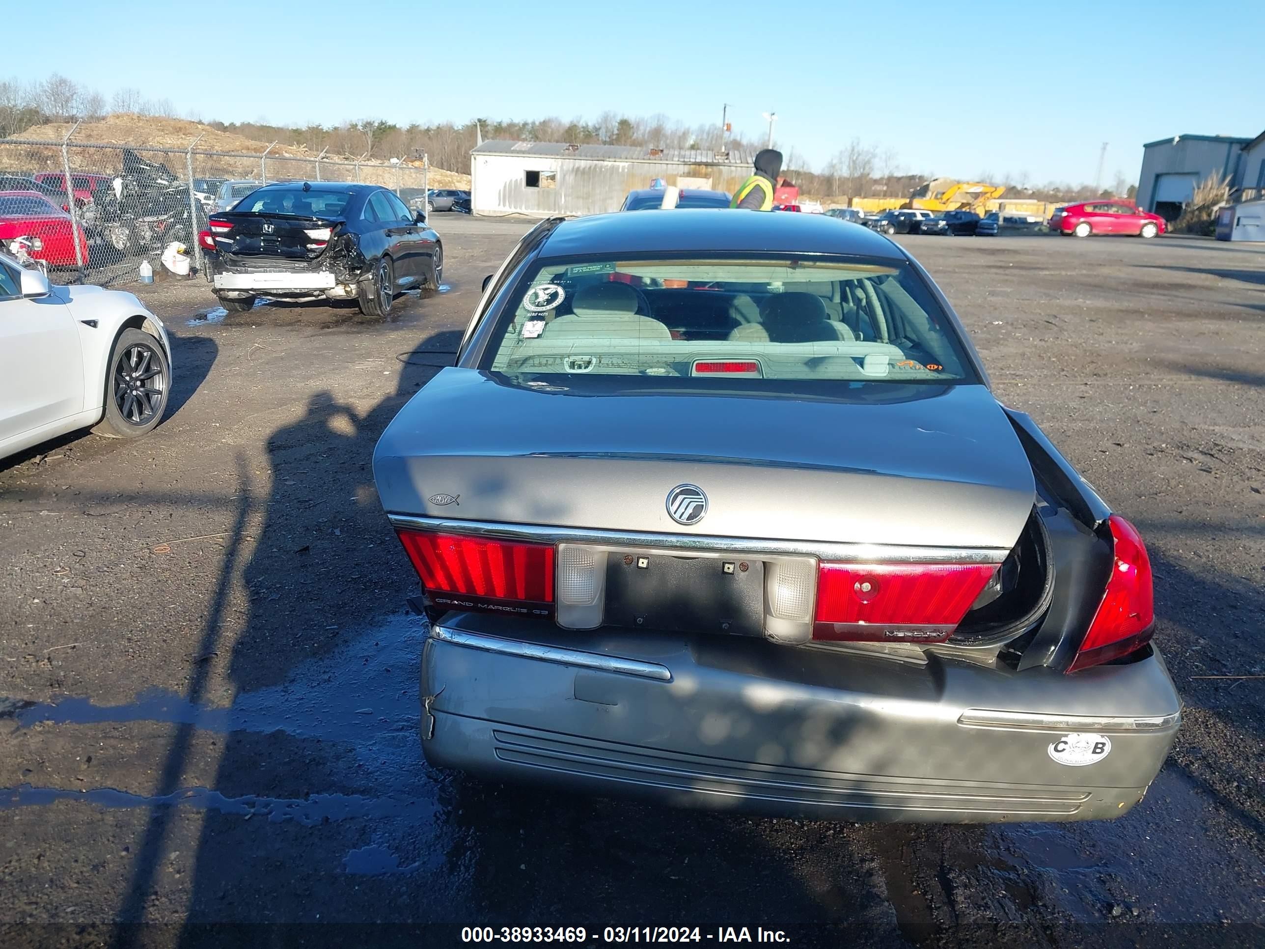 Photo 15 VIN: 2MEFM74W41X608465 - MERCURY GRAND MARQUIS 