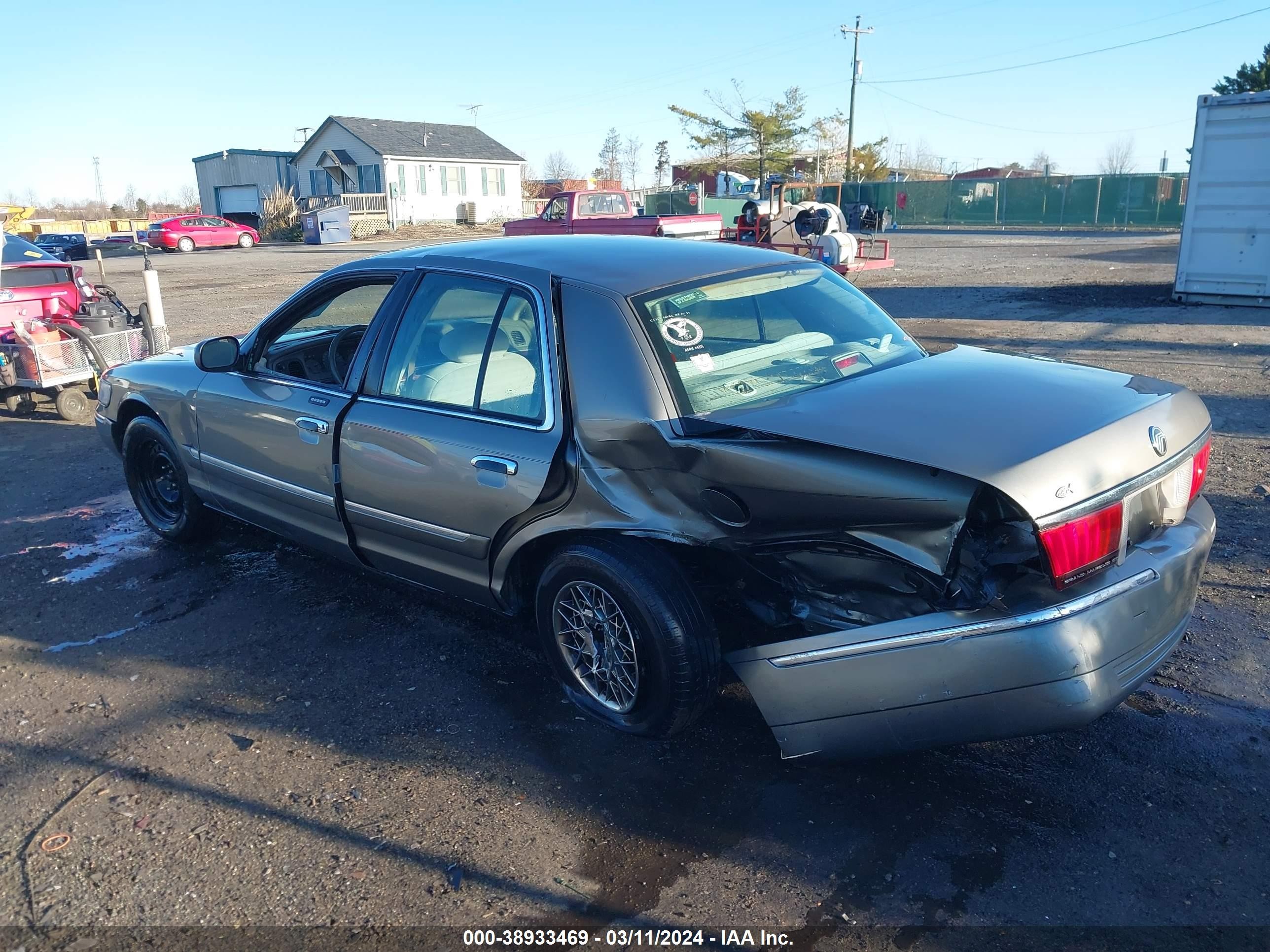 Photo 2 VIN: 2MEFM74W41X608465 - MERCURY GRAND MARQUIS 