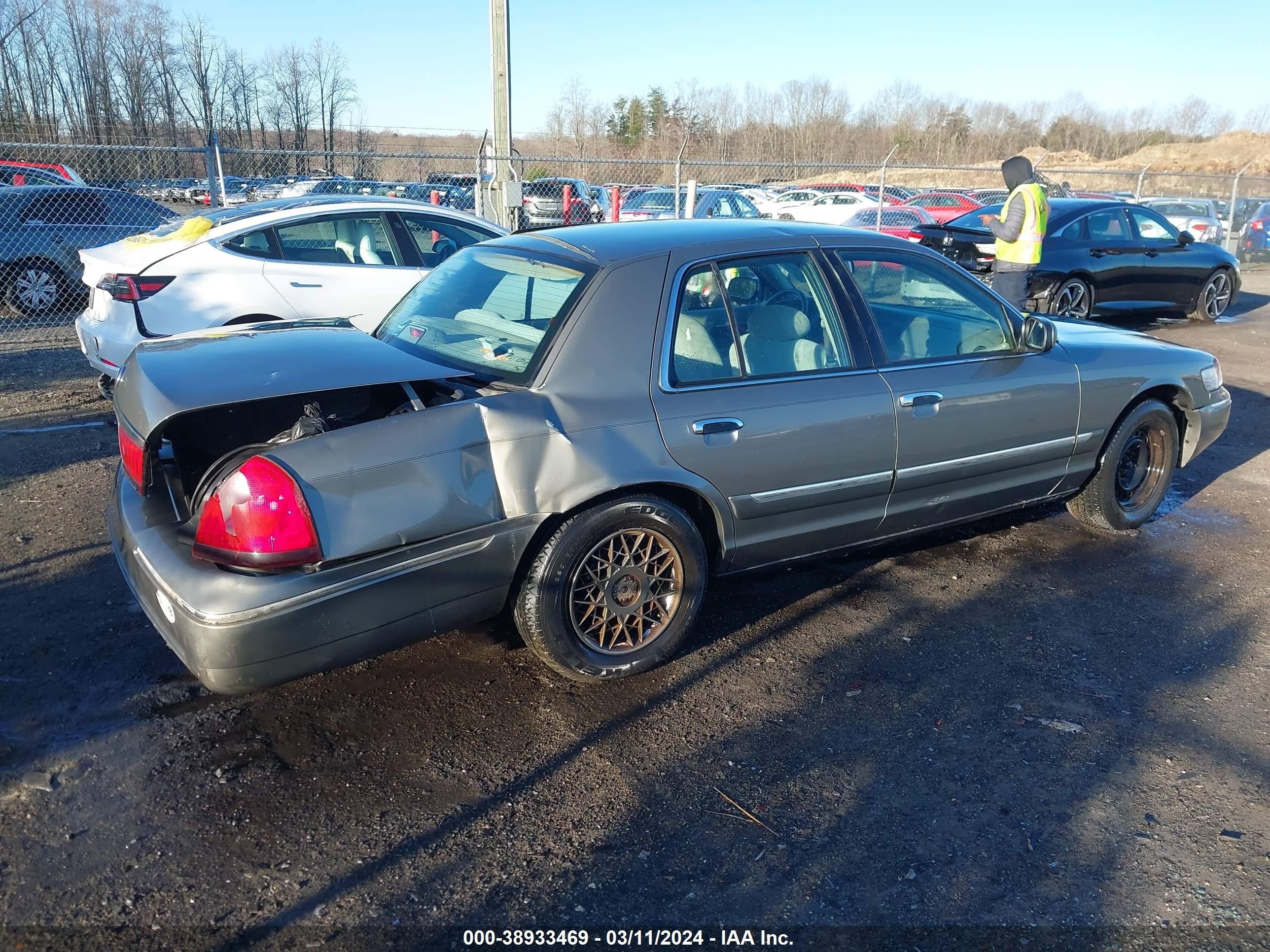 Photo 3 VIN: 2MEFM74W41X608465 - MERCURY GRAND MARQUIS 