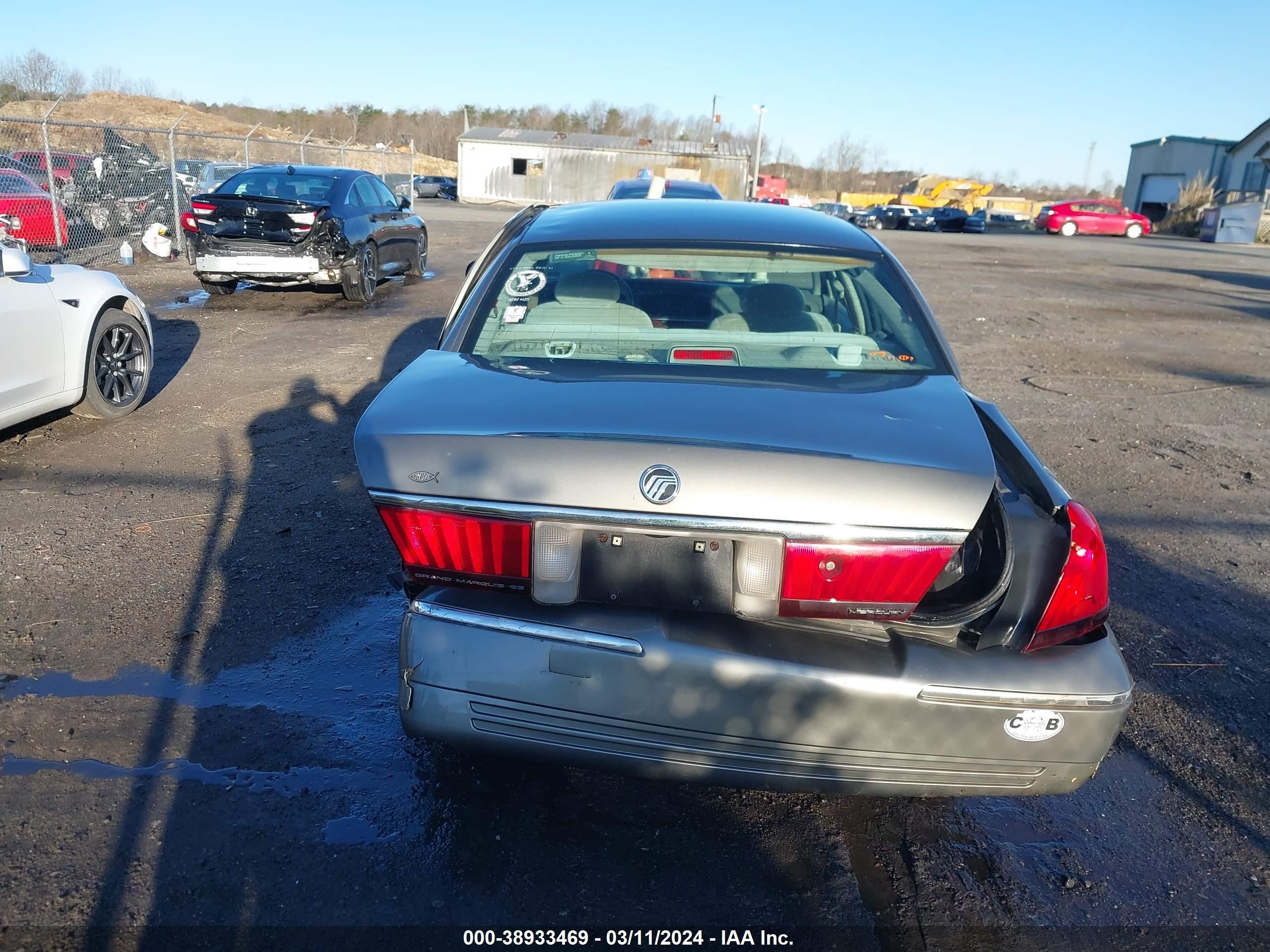 Photo 5 VIN: 2MEFM74W41X608465 - MERCURY GRAND MARQUIS 