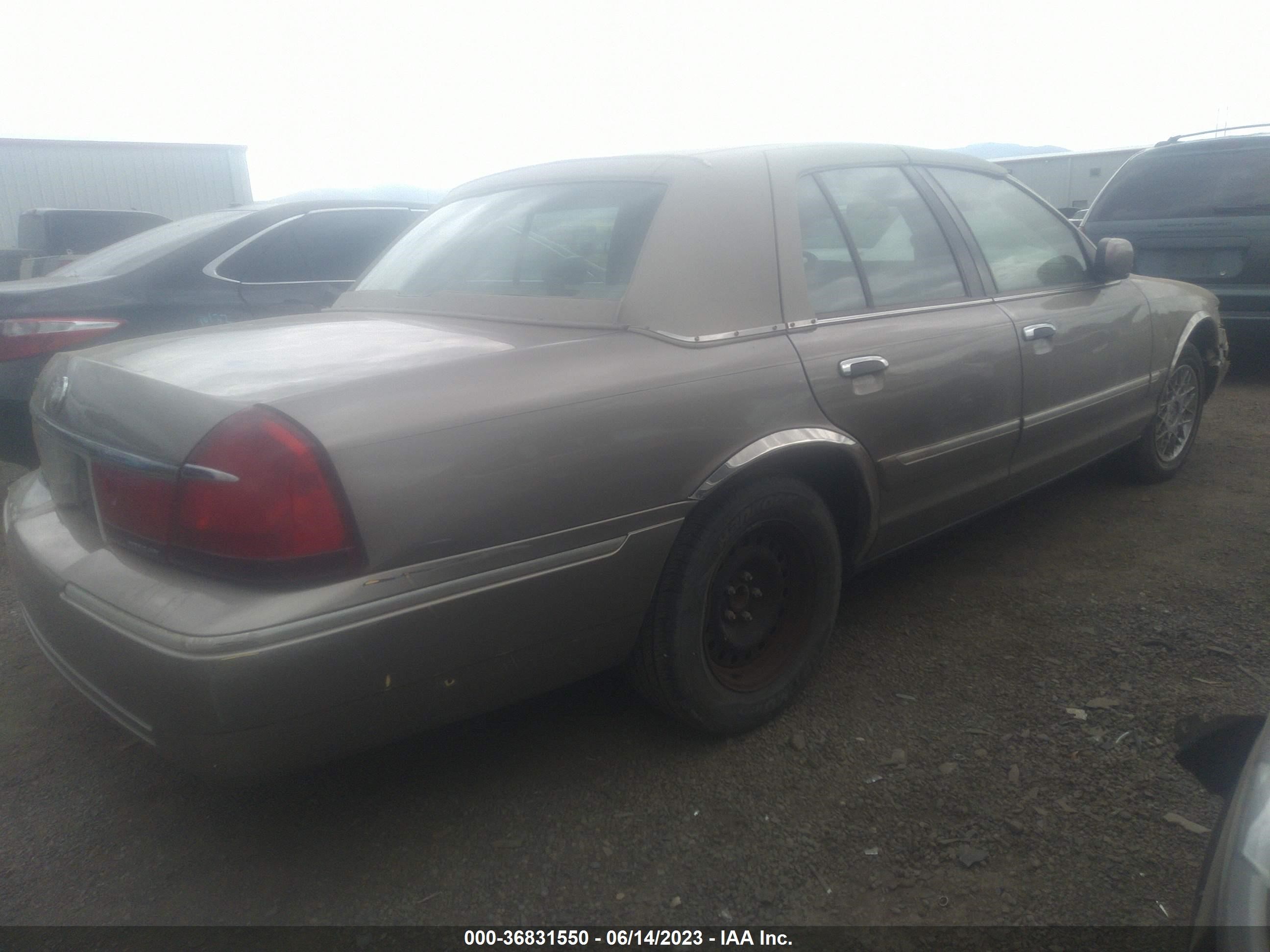 Photo 3 VIN: 2MEFM74W41X641465 - MERCURY GRAND MARQUIS 