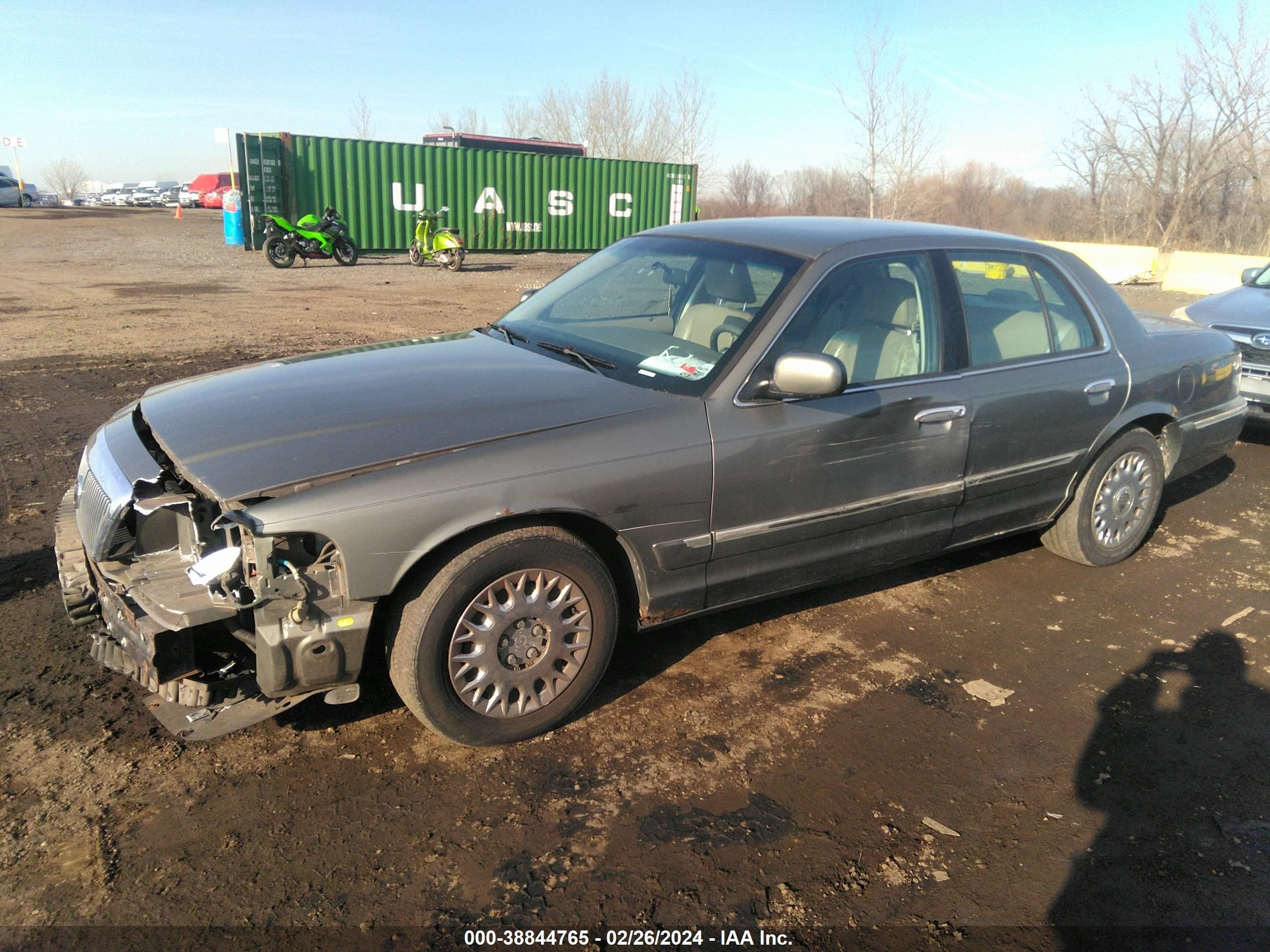 Photo 1 VIN: 2MEFM74W43X619209 - MERCURY GRAND MARQUIS 