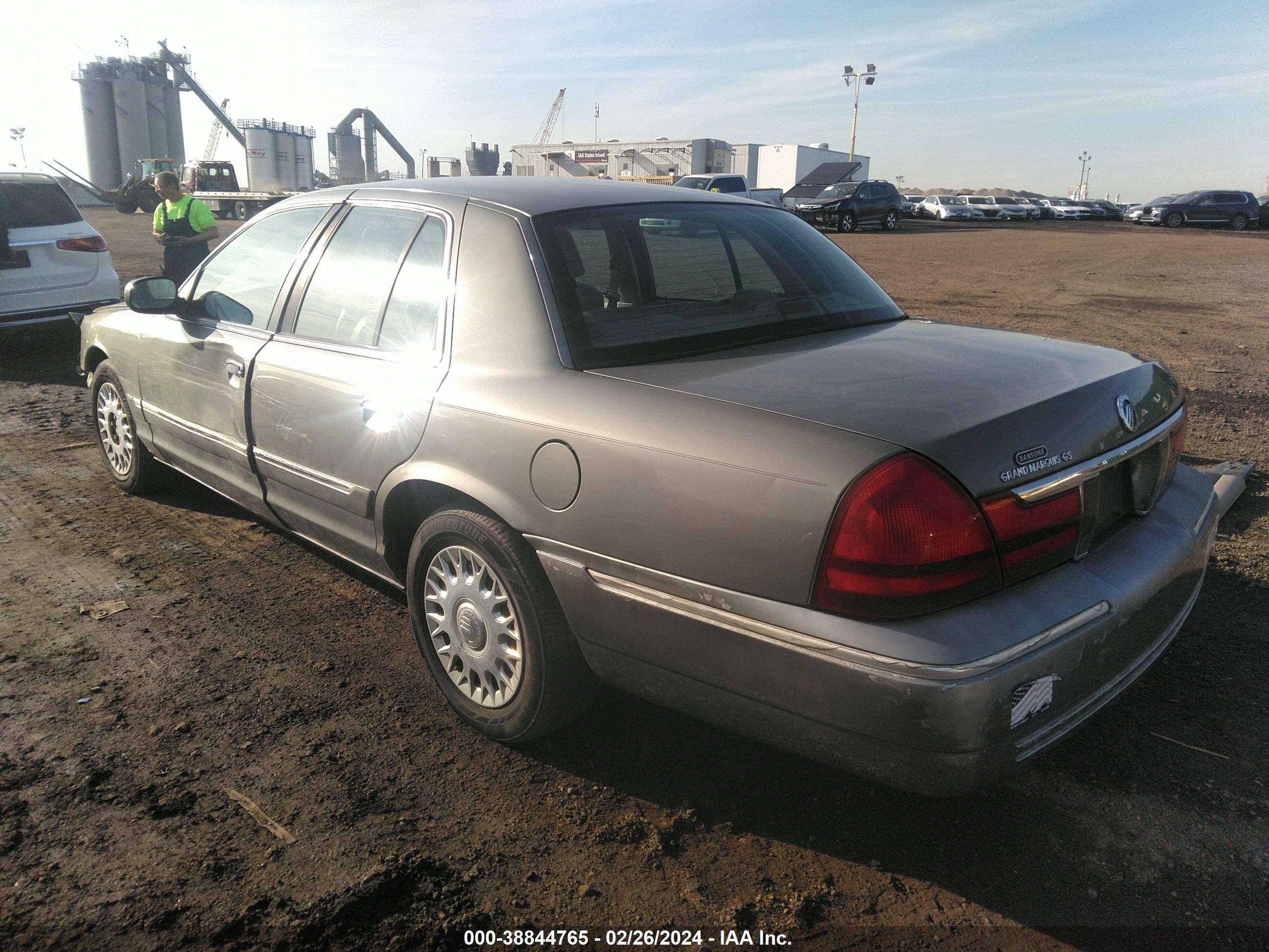 Photo 2 VIN: 2MEFM74W43X619209 - MERCURY GRAND MARQUIS 