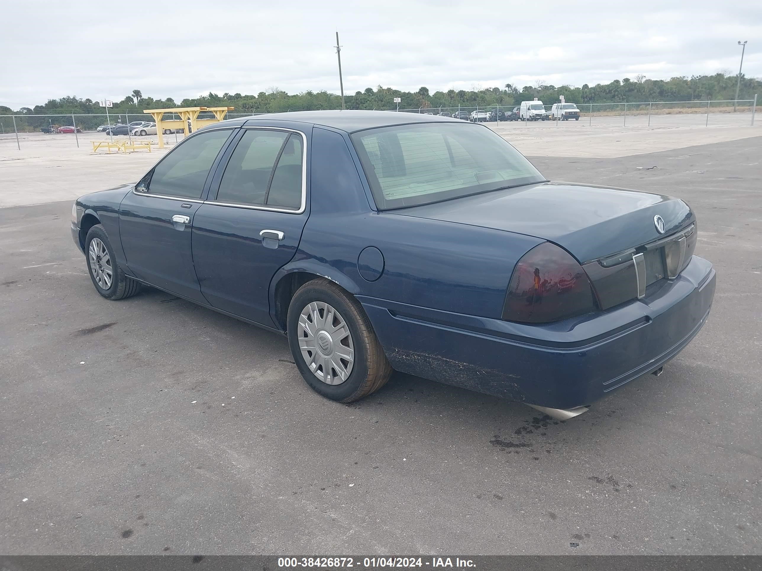 Photo 2 VIN: 2MEFM74W43X623955 - MERCURY GRAND MARQUIS 