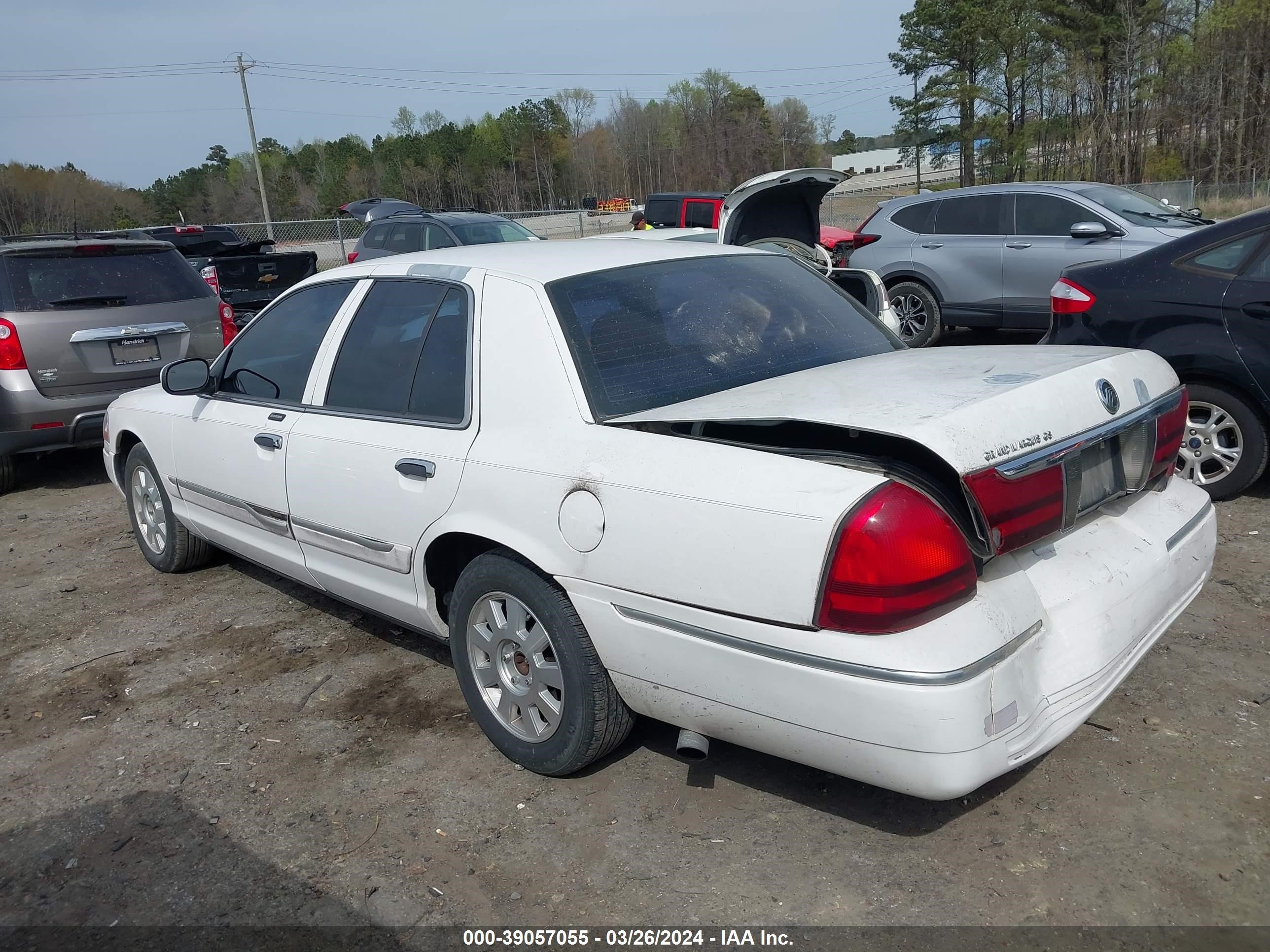 Photo 2 VIN: 2MEFM74W43X710044 - MERCURY GRAND MARQUIS 