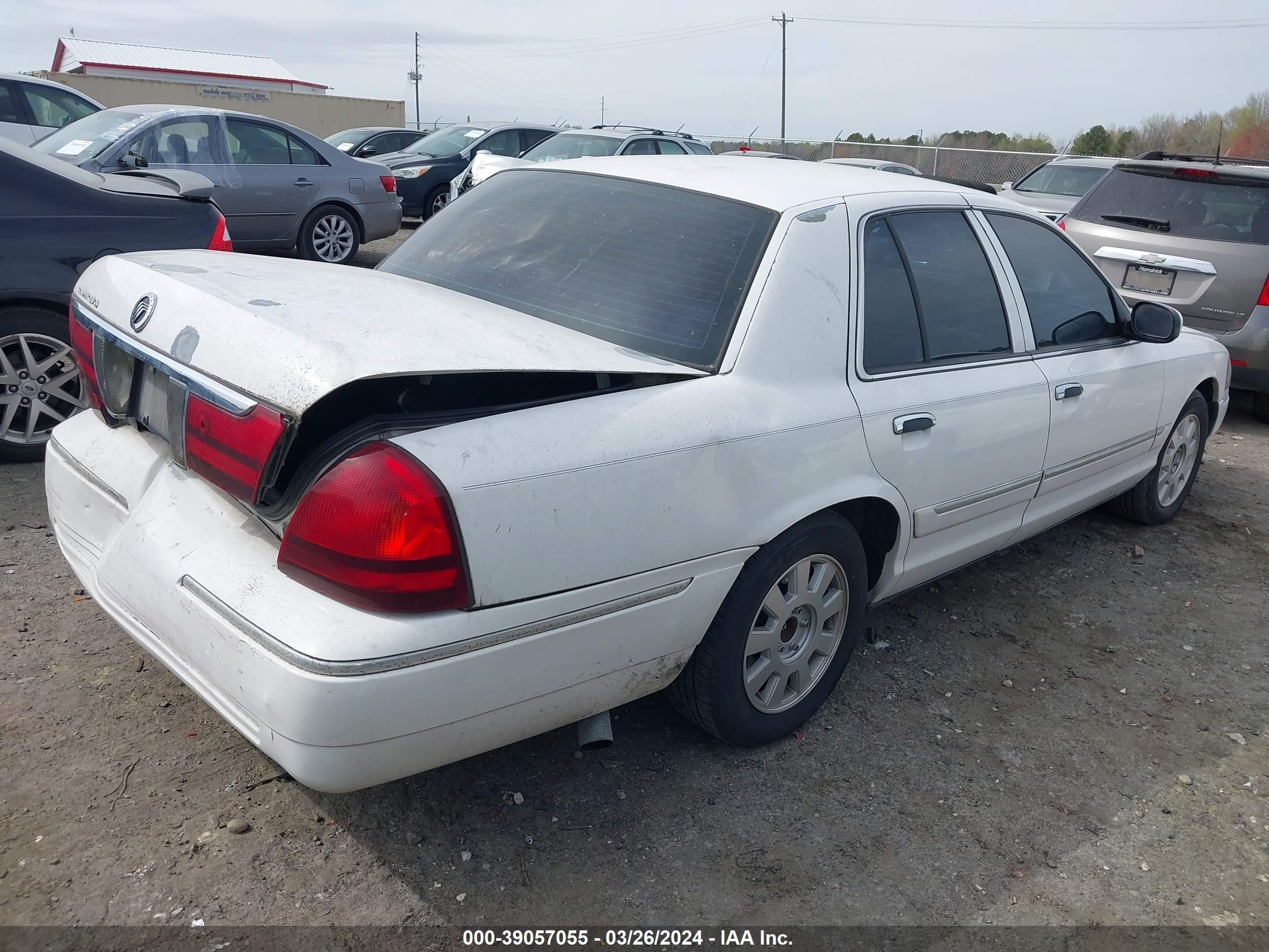 Photo 3 VIN: 2MEFM74W43X710044 - MERCURY GRAND MARQUIS 