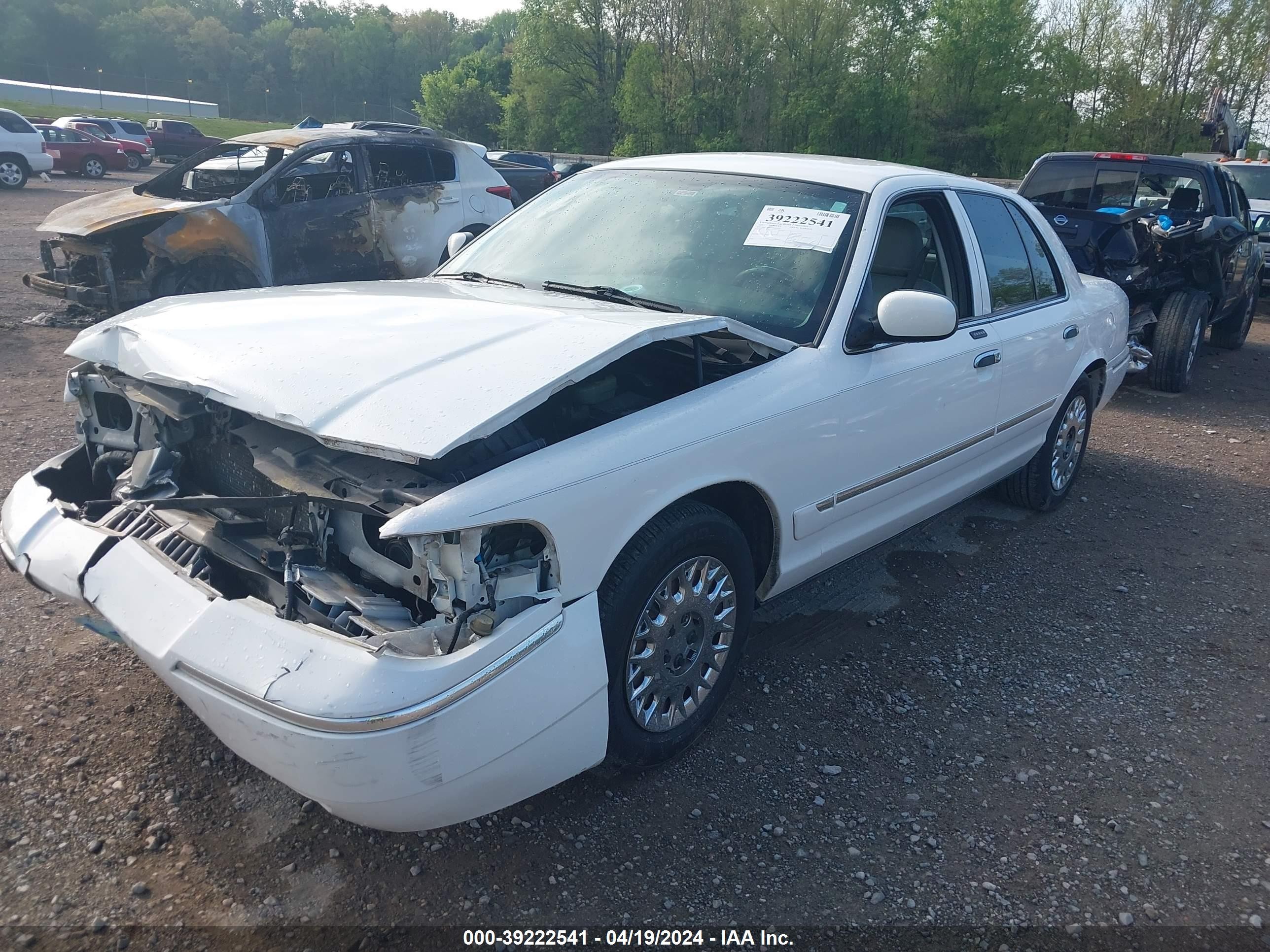 Photo 1 VIN: 2MEFM74W44X610219 - MERCURY GRAND MARQUIS 